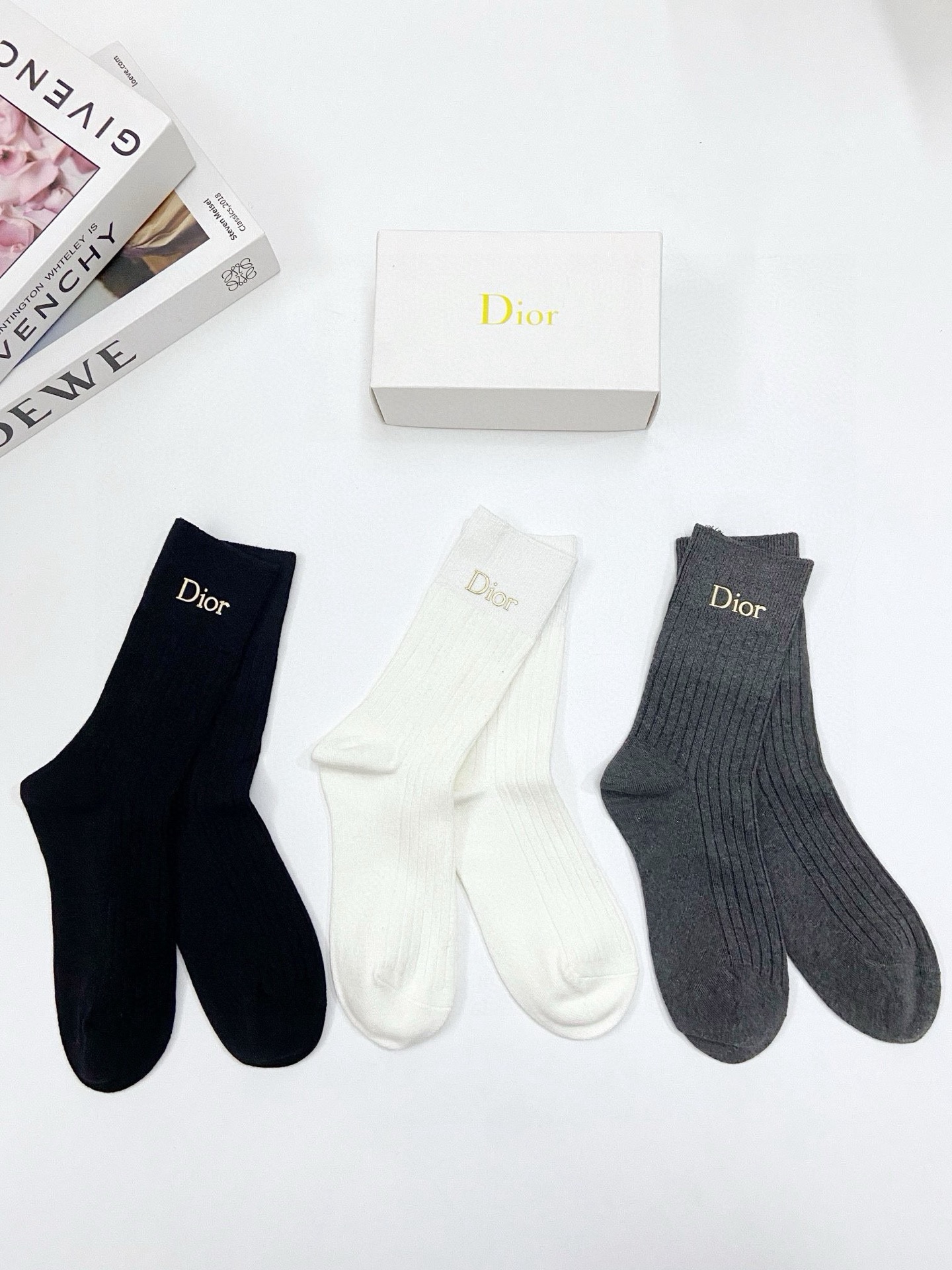 NO:296877,Packaging [one box 3 pairs] Dior hot letter logo mid-tube socks, pure cotton blended material of calf socks, classic style, simultaneous sale of counters, popular ins items, must-have for trendy people, versatile colors, socks, stockings, socks, dior, dior, socks19860909配包装【一盒3 双】 Dior 迪奥 爆款字母logo中筒袜 小腿袜纯棉混纺材质,超完美配色,款式经典,专柜同步发售,ins爆火小单品,潮人必备,颜色百搭 袜子,丝袜,袜子,dior,dior,socks,accessory
