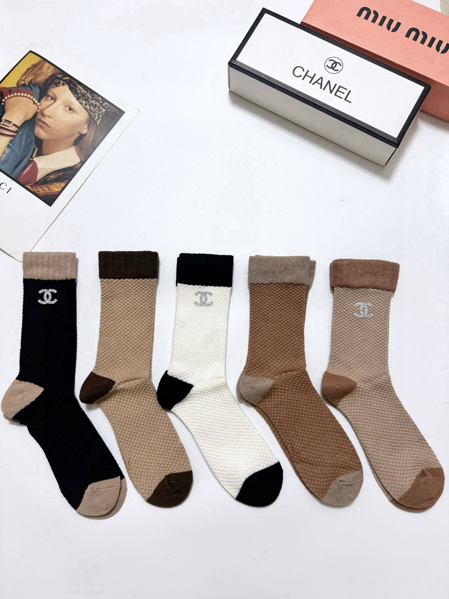 NO:296885,Packaging [one box of 5 pairs] Chanel Classic letters logo cashmere mid-tube stockings!  Super soft and skin-friendly!  Ins hits!  The counter is on sale and you can see the explosion!  Super high quality!  Classic is out of date!  The quality of counter purchasing agents that trendy people must be missing, and it is very easy to wear!  Recommended recommendations~~ Must-in-apple small items!  !  socks, stockings, socks, chanel, chanel, socks19860909配包装【一盒5 双】 Chanel 香奈儿 经典字母 logo羊绒 中筒袜 ！超级软糯亲肤！ ins爆款！专柜在售ing 好看到爆炸 ！超高品质！经典不过时！潮人必不能少的专柜代购品质 ,巨好穿！推荐推荐推荐～～必入小单品！！袜子,丝袜,袜子,chanel,chanel,socks,accessory