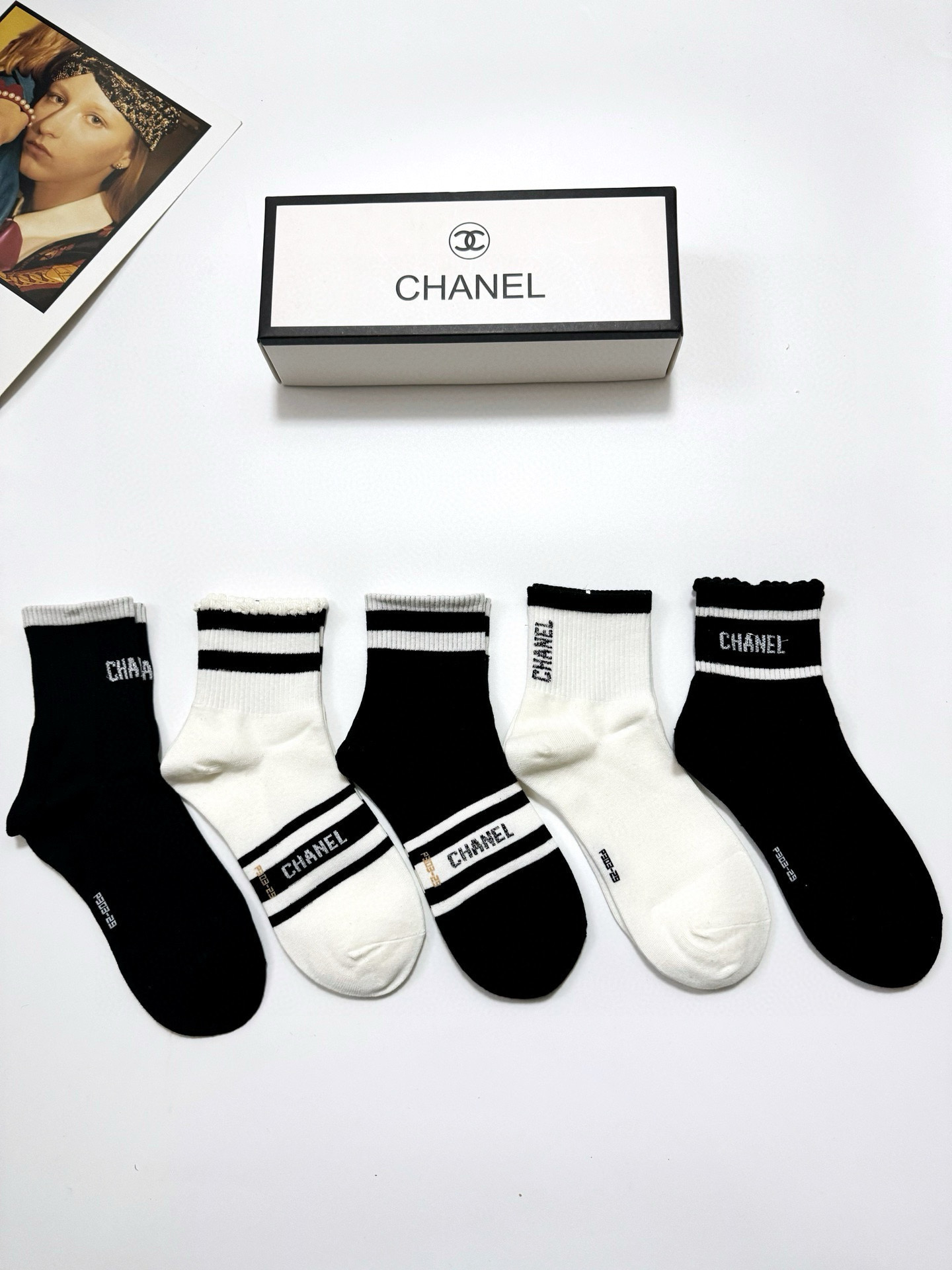 NO:296909,Packaging [one box of 5 pairs] Chanel Classic letters logo mid-tube stockings!  Soft and skin-friendly!  Ins hits!  The counter is on sale and you can see the explosion!  Super high quality!  Classic is out of date!  The quality of counter purchasing agents that trendy people must be missing, and it is very easy to wear!  Recommended recommendations~~ Must-in-apple small items!  !  socks, stockings, socks, chanel, chanel, socks19860909配包装【一盒5 双】 Chanel 香奈儿 经典字母 logo中筒袜 ！软糯亲肤！ ins爆款！专柜在售ing 好看到爆炸 ！超高品质！经典不过时！潮人必不能少的专柜代购品质 ,巨好穿！推荐推荐推荐～～必入小单品！！袜子,丝袜,袜子,chanel,chanel,socks,accessory
