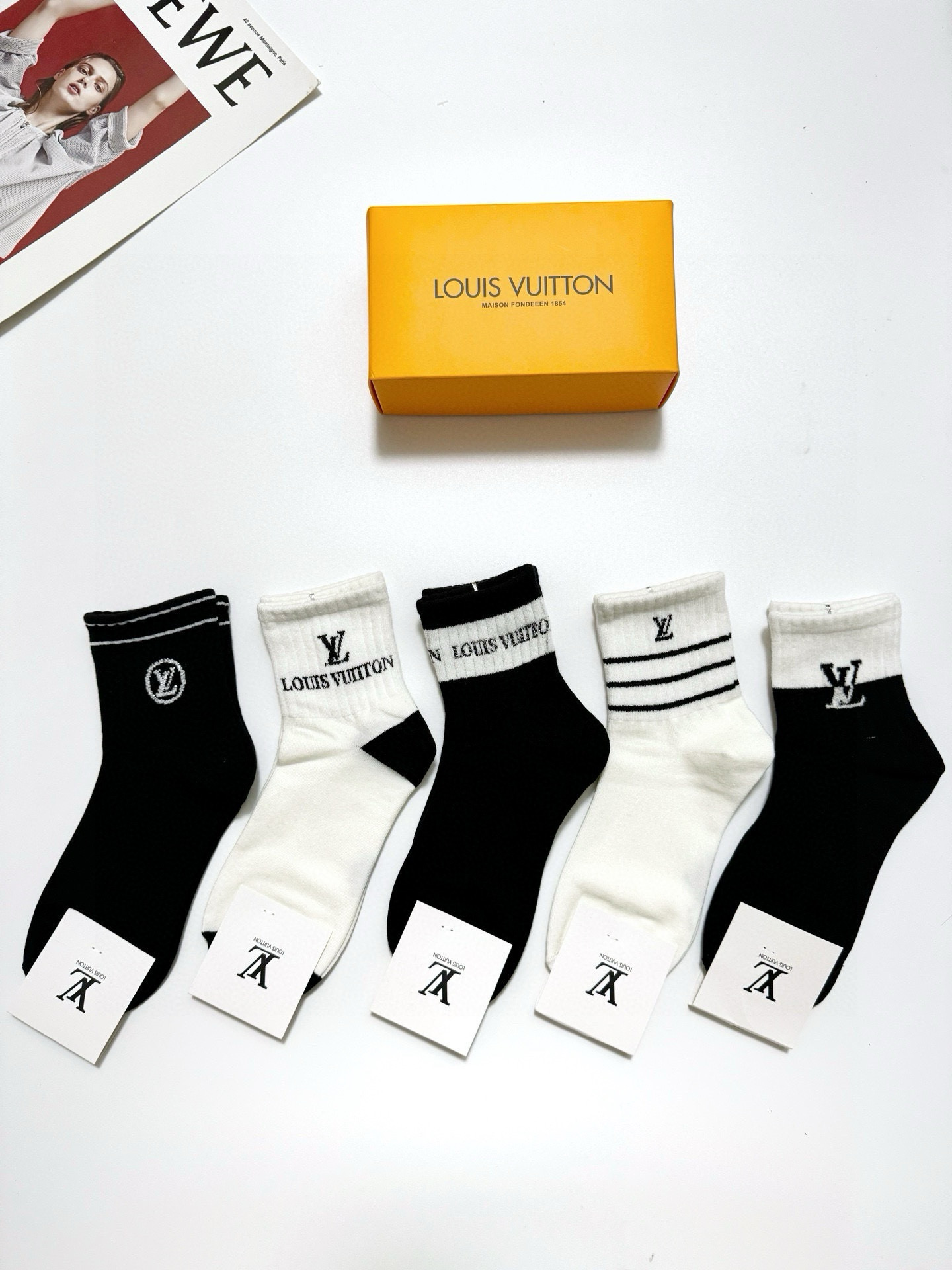 NO:296934,Packaging [one box of 5 pairs] LV Louis Vuitton Classic letter logo Pure cotton mid-tube socks, ins super popular socks, pure cotton fabric, must-have for trendy people, classic color matching Personalized and fashionable versatile style, you deserve socks, stockings, socks, louis vuitton, louis vuitton, socks19860909配包装【一盒5 双】 LV 路易威登 经典字母logo 纯棉中筒袜,ins超火爆短袜,纯棉面料,潮人必备 ,经典配色 个性时尚百搭款,你值得拥有哦袜子,丝袜,袜子,louis vuitton,louis vuitton,socks,accessory