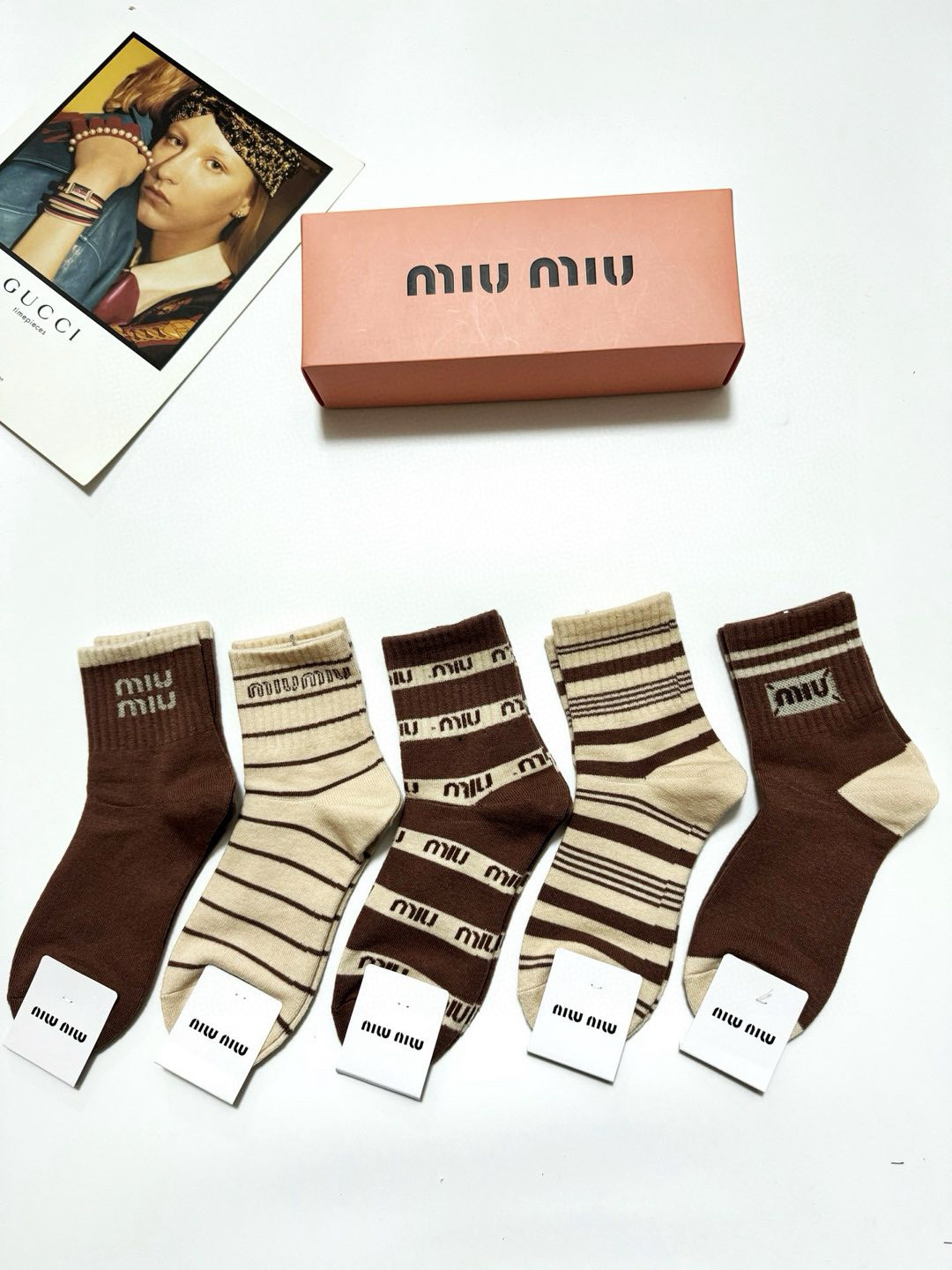 NO:296899,Packaging [one box of 5 pairs] Miumiu popular pure cotton short socks, Korean stripes super versatile and popular colors, classic styles, simultaneous sale of counters, ins popular small items, trendy people must have, versatile colors, socks, miumiu, socks19860909配包装【一盒5双】 缪缪 miumiu 爆款纯棉短筒袜,韩系条纹超百搭大火配色超完美结合,款式经典,专柜同步发售,ins爆火小单品,潮人必备,颜色百搭 袜子,丝袜,袜子,miumiu,socks,accessory