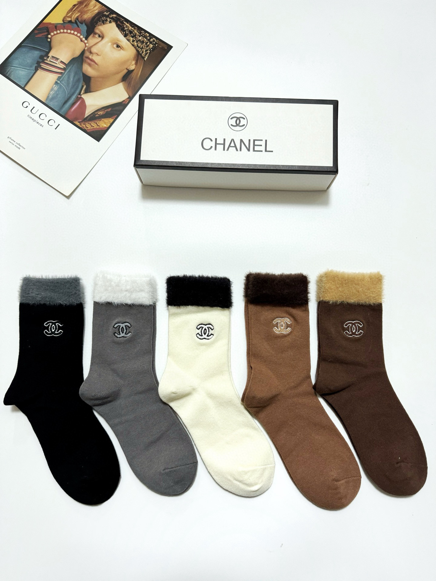 NO:297670,Packaging [one box of 5 pairs] Chanel Chanel European and American brands Classic letter logo mink blended pure cotton mid-tube stockings!  Super soft and skin-friendly!  Ins hits!  The counter is on sale and you can see the explosion!  Super high quality!  Classic is out of date!  The quality of counter purchasing agents that trendy people must be missing, and it is very easy to wear!  Recommended recommendations~~ Must-in-apple small items!  !  socks, stockings, socks, chanel, chanel, socks19860909配包装【一盒5 双】 Chanel 香奈儿 欧美大牌 经典字母 logo 水貂绒混纺纯棉中筒袜 ！超级软糯亲肤！ ins爆款！专柜在售ing 好看到爆炸 ！超高品质！经典不过时！潮人必不能少的专柜代购品质 ,巨好穿！推荐推荐推荐～～必入小单品！！袜子,丝袜,袜子,chanel,chanel,socks,accessory