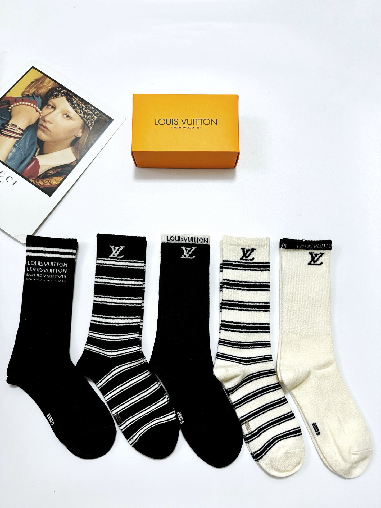 NO:297712,Packaging [one box of 5 pairs] LV Louis Vuitton Classic letter logo cashmere mid-tube socks super soft and skin-friendly!  Warm and fashionable!  Ins hits!  The counter is on sale and you can see the explosion!  Super high quality!  Classic is out of date!  The quality of counter purchasing agents that trendy people must be missing, and it is very easy to wear!  Recommended recommendations~~ Must-in-apple small items!  !  socks, stockings, socks, louis vuitton, louis vuitton, socks19860909配包装【一盒5 双】 LV 路易威登 经典字母 logo 羊绒 中筒袜 超级软糯亲肤！保暖又时尚！ ins爆款！专柜在售ing 好看到爆炸 ！超高品质！经典不过时！潮人必不能少的专柜代购品质 ,巨好穿！推荐推荐推荐～～必入小单品！！袜子,丝袜,袜子,louis vuitton,louis vuitton,socks,accessory