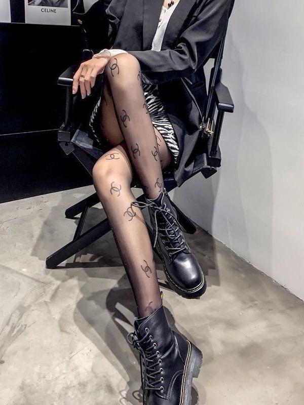 NO:297732,Packaging [One box, one pair] Chanel Chanel's popular double C printed stockings, which are easy to see and explode. European and American big-name stockings. A must-have item for trendy people in autumn and winter. It is super high-quality and fashionable, and it is very fashionable. It is recommended and recommended. It must be fashionable!  !  socks, stockings, socks, chanel, chanel, socks19860909配包装【一盒一双】Chanel香奈儿爆款双C印胶丝袜 好看到爆炸 欧美大牌丝袜 潮人秋冬必备单品 ,搭配起来超高逼格 ,时髦度爆表啊啊啊啊～～推荐推荐推荐～～必入时髦小单品！！袜子,丝袜,袜子,chanel,chanel,socks,accessory