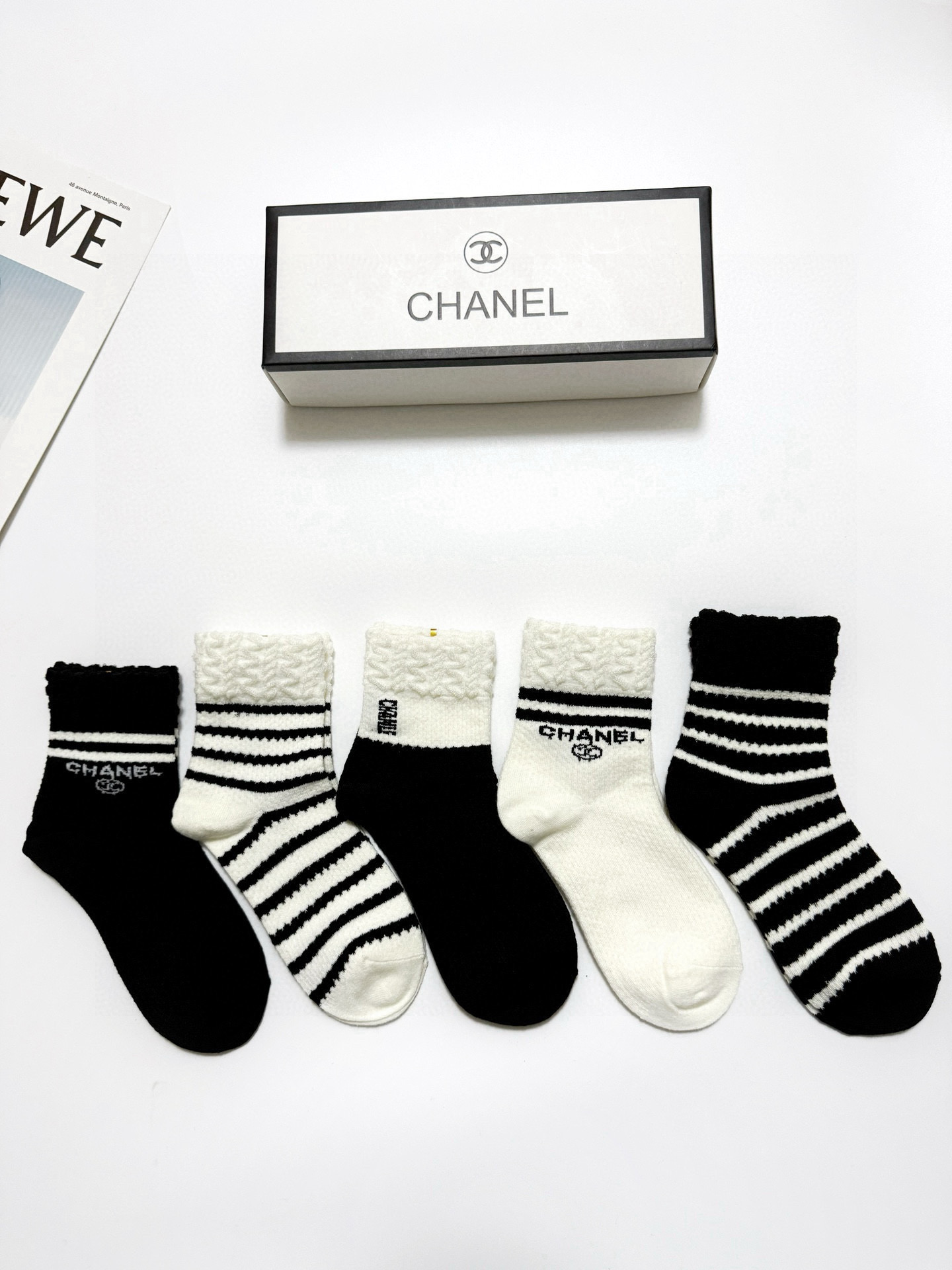 NO:297749,Packaging [one box of 5 pairs] Chanel Classic letters logo mid-tube stockings!  Pure cotton fabric is soft and skin-friendly!  Ins hits!  The counter is on sale and you can see the explosion!  Super high quality!  Classic is out of date!  The quality of counter purchasing agents that trendy people must be missing, and it is very easy to wear!  Recommended recommendations~~ Must-in-apple small items!  !  socks, stockings, socks, chanel, chanel, socks19860909配包装【一盒5 双】 Chanel 香奈儿 经典字母 logo中筒袜 ！纯棉面料软糯亲肤！ ins爆款！专柜在售ing 好看到爆炸 ！超高品质！经典不过时！潮人必不能少的专柜代购品质 ,巨好穿！推荐推荐推荐～～必入小单品！！袜子,丝袜,袜子,chanel,chanel,socks,accessory
