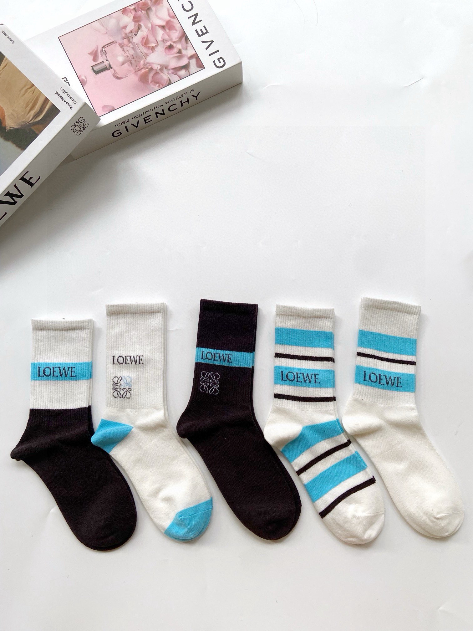 NO:297755,Packaging [one box of 5 pairs] LOEWE Jacquard Combed Cotton Mid-Cartoon Socks Ins Popular!  The counter is on sale and you can see the explosion!  The quality of counter purchasing agents that cool girls are indispensable, and they are very easy to wear!  It is super high-quality and fashionable, ahhhhh~~Recommended and recommended~~ Must-in-appropriate small items!  !  socks, stockings, socks, loewe, loewe, socks19860909配包装【一盒5双】 LOEWE 罗意威 提花精梳棉中筒袜 ins爆款！专柜在售ing 好看到爆炸 ！酷妹潮人必不能少的专柜代购品质 ,巨好穿！搭配起来超高逼格 时髦度爆表啊啊啊啊～～推荐推荐推荐～～必入时髦小单品！！袜子,丝袜,袜子,loewe,loewe,socks,accessory