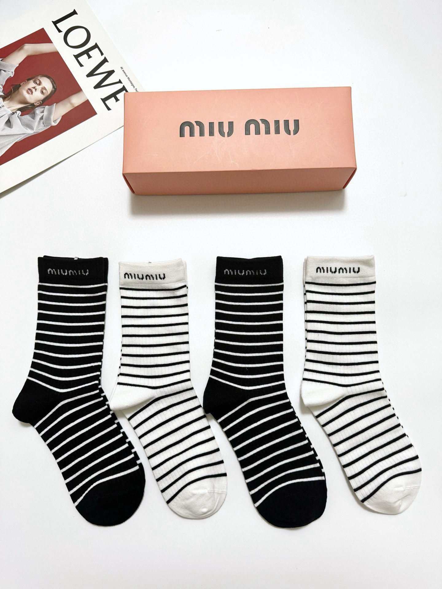 NO:297761,Packaging [one box 4 pairs] Miumiu classic letter logo pure cotton mid-tube socks, ins super popular calf socks, pure cotton fabric, must-have for trendy people, classic color matching, personalized and fashionable versatile style, you deserve socks, stockings, socks, miumiu, socks19860909配包装【一盒4 双】 缪缪 miumiu 经典字母logo 纯棉中筒袜,ins超火爆小腿短袜,纯棉面料,潮人必备 ,经典配色 个性时尚百搭款,你值得拥有哦袜子,丝袜,袜子,miumiu,socks,accessory