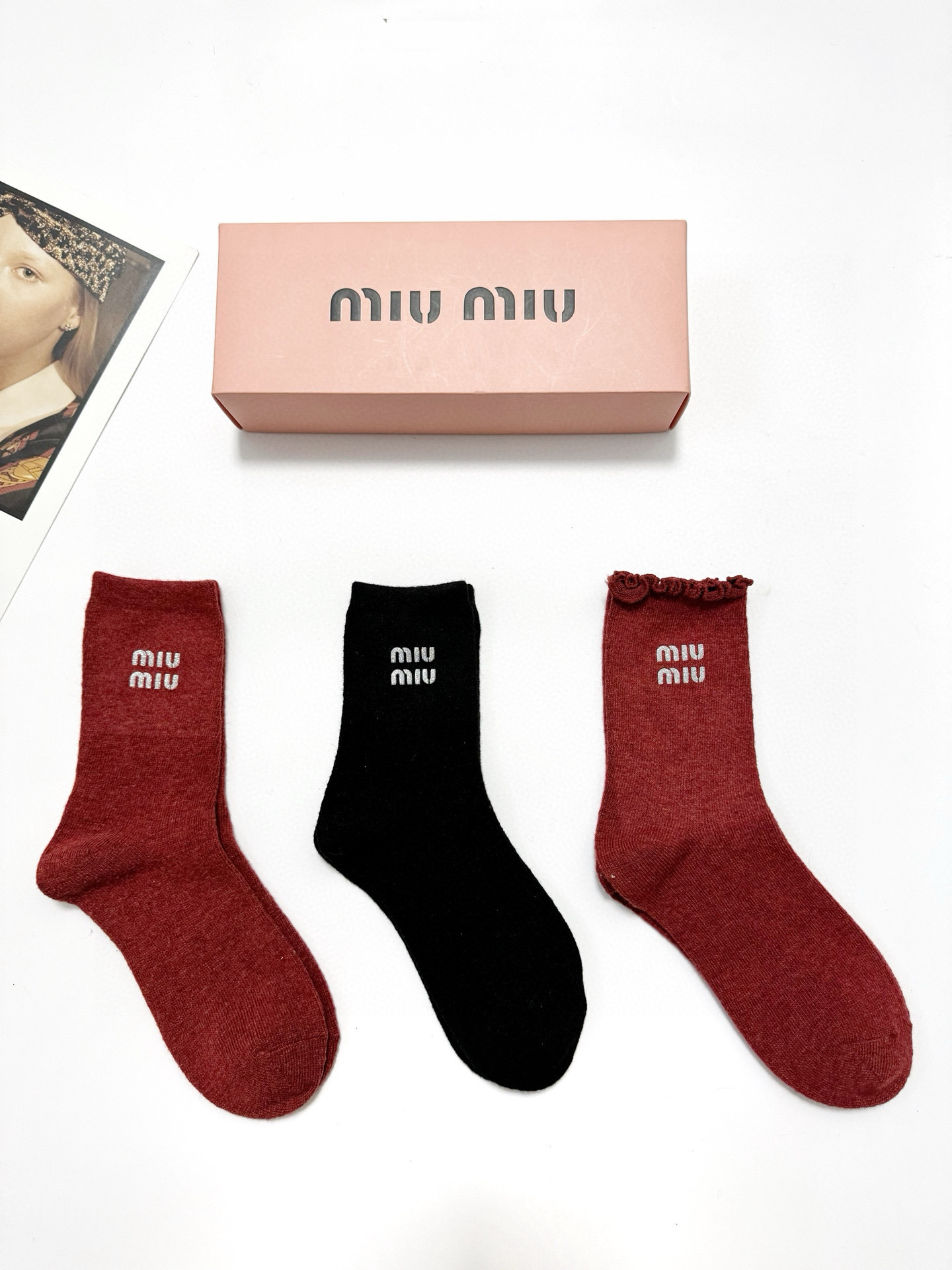 NO:297783,Packaging [one box 3 pairs] Miumiu classic letter logo wool mid-tube stockings!  Super soft and skin-friendly!  Ins hits!  The counter is on sale and you can see the explosion!  Super high quality!  Classic is out of date!  The quality of counter purchasing agents that trendy people must be missing, and it is very easy to wear!  Recommended recommendations~~ Must-in-apple small items!  !  socks, stockings, socks, miumiu, socks19860909配包装【一盒3 双】 缪缪 miumiu 经典字母 logo羊毛 中筒袜 ！超级软糯亲肤！ ins爆款！专柜在售ing 好看到爆炸 ！超高品质！经典不过时！潮人必不能少的专柜代购品质 ,巨好穿！推荐推荐推荐～～必入小单品！！袜子,丝袜,袜子,miumiu,socks,accessory