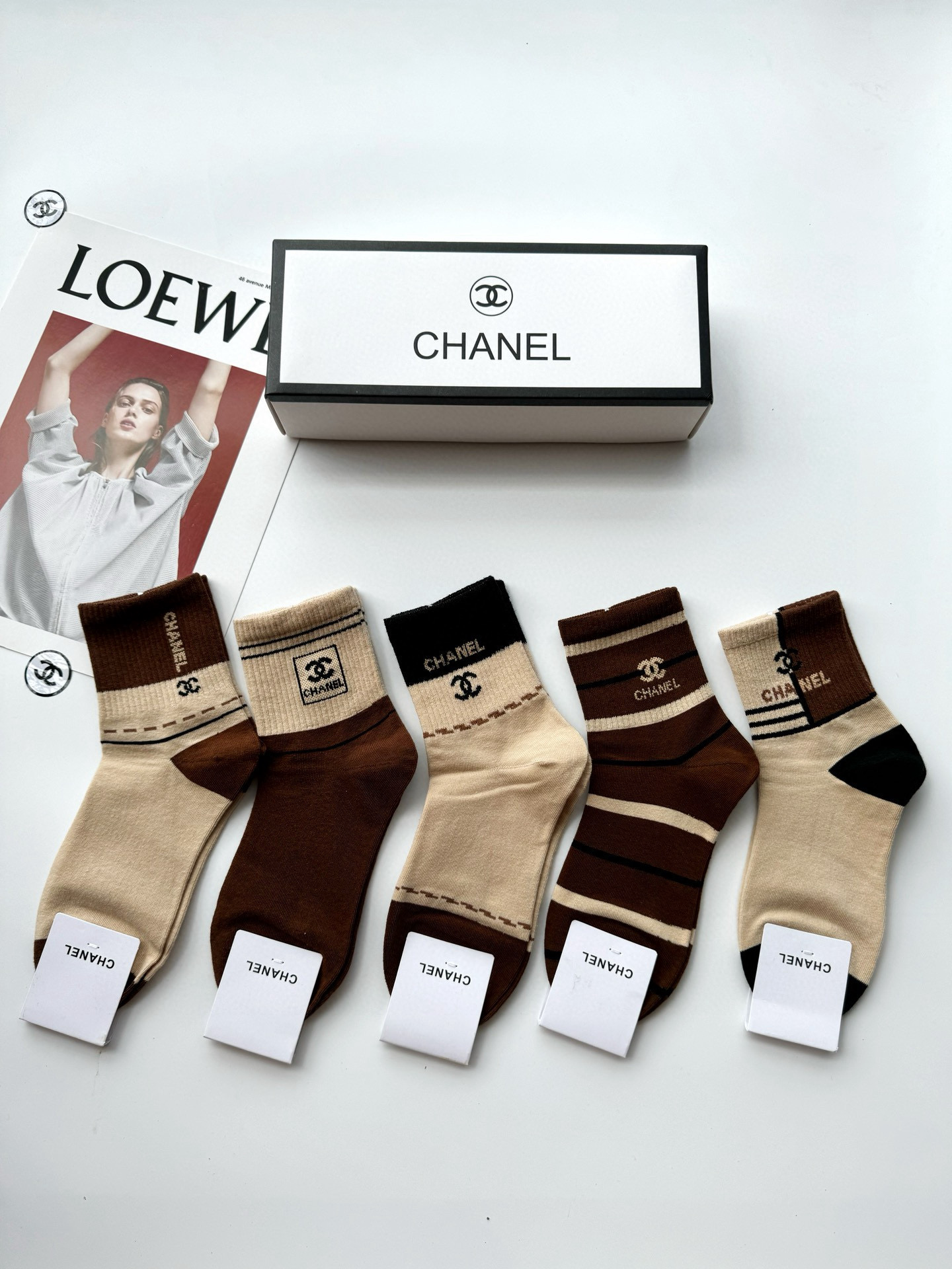 NO:297775,Packaging [one box of 5 pairs] Chanel Classic letter logo Pure cotton mid-tube socks, ins super popular socks, pure cotton fabric, must-have for trendy people, classic color matching Personalized and fashionable versatile style, you deserve socks, stockings, socks, chanel, chanel, socks19860909配包装【一盒5 双】 Chanel 香奈儿 经典字母logo 纯棉中筒袜,ins超火爆短袜,纯棉面料,潮人必备 ,经典配色 个性时尚百搭款,你值得拥有哦袜子,丝袜,袜子,chanel,chanel,socks,accessory