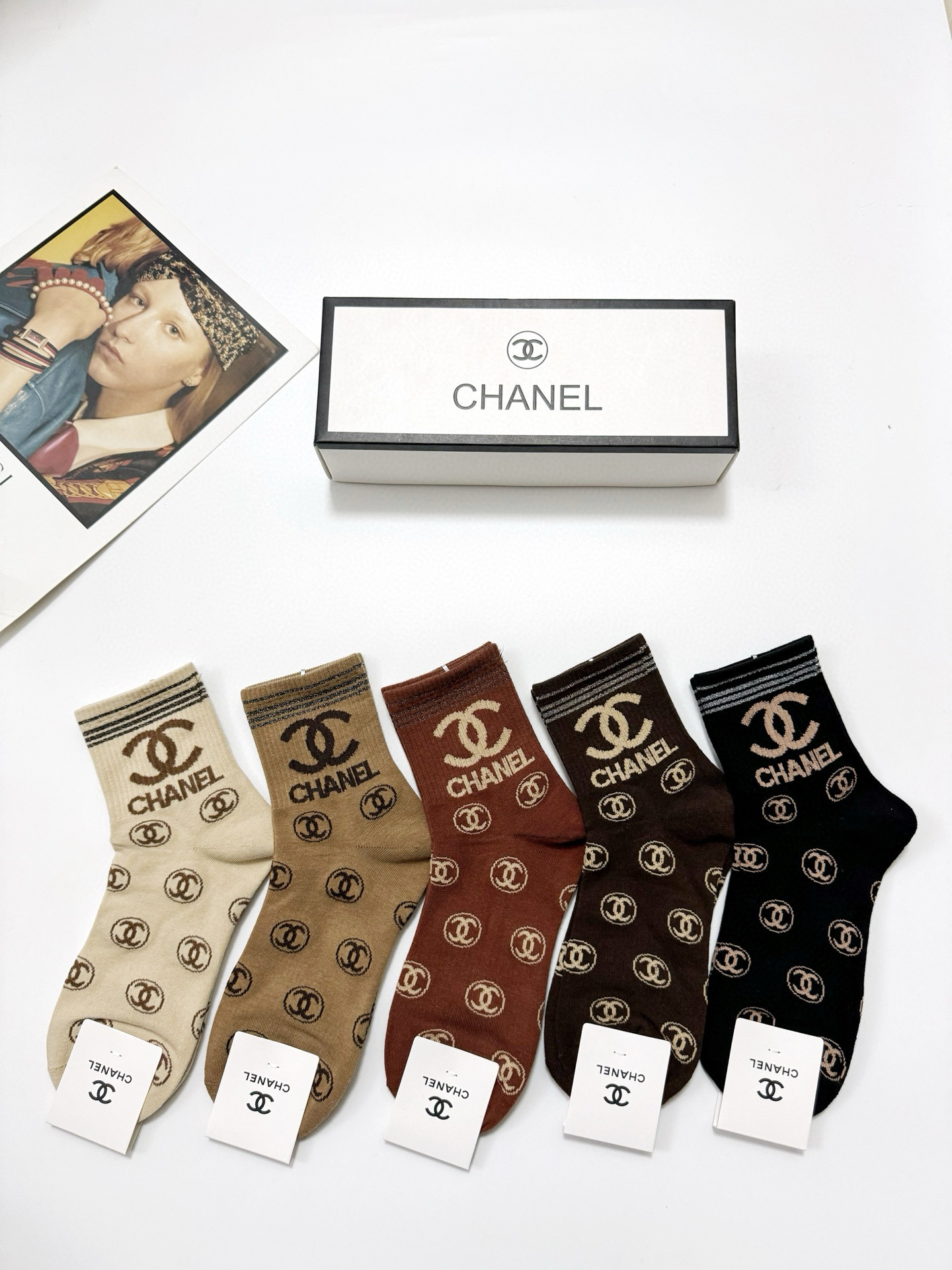 NO:297795,Packaging [one box of 5 pairs] Chanel Classic letter logo Pure cotton mid-tube socks, ins super popular socks, pure cotton fabric, must-have for trendy people, classic color matching Personalized and fashionable versatile style, you deserve socks, stockings, socks, chanel, chanel, socks19860909配包装【一盒5 双】 Chanel 香奈儿 经典字母logo 纯棉中筒袜,ins超火爆短袜,纯棉面料,潮人必备 ,经典配色 个性时尚百搭款,你值得拥有哦袜子,丝袜,袜子,chanel,chanel,socks,accessory