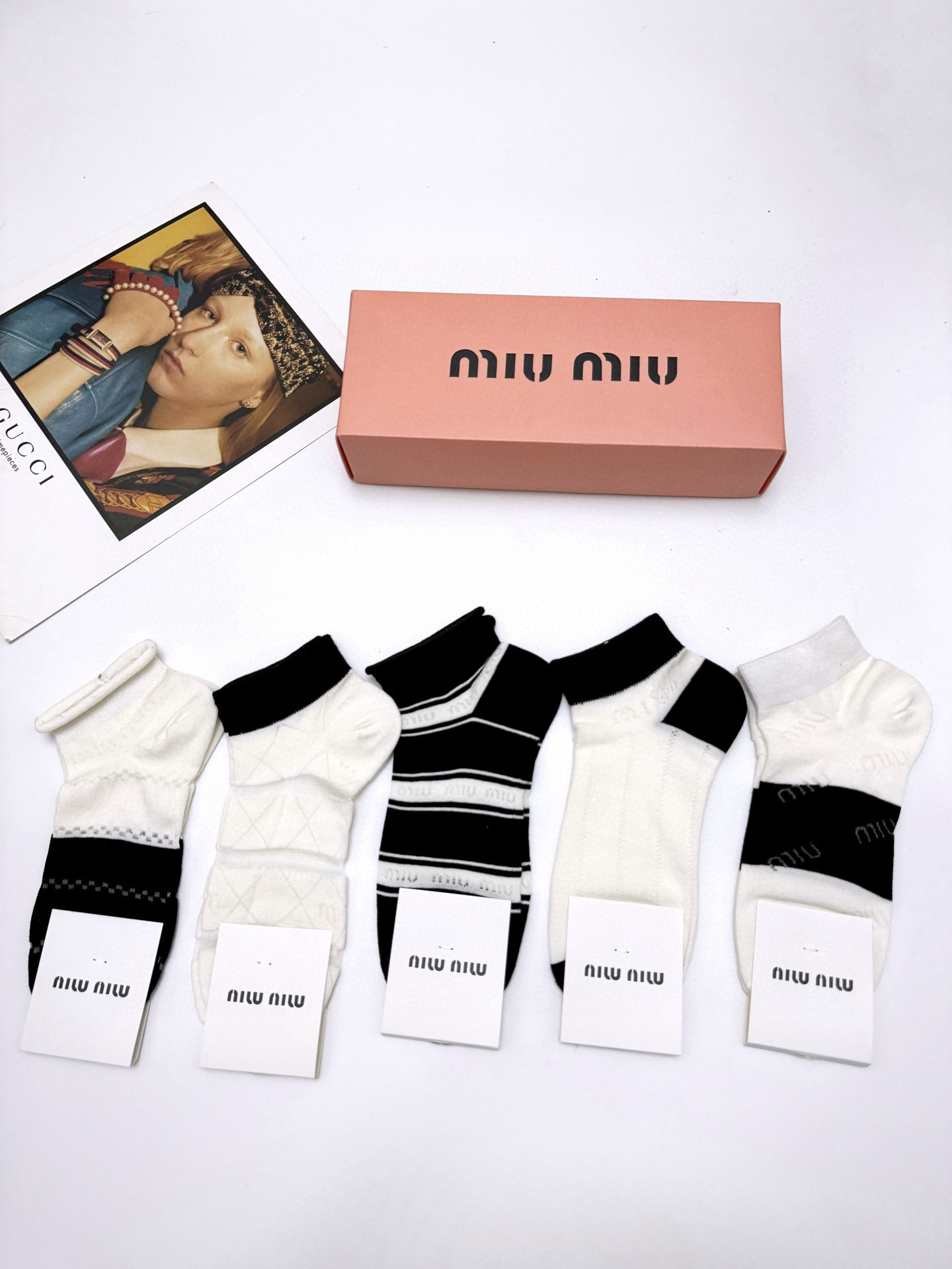 NO:298605,Packaging [one box of 5 pairs] Miumiu classic letter logo mesh short socks hollow air conditioning socks ins popular!  The counter is on sale and you can see the explosion!  Super high quality!  Classic is out of date!  The quality of counter purchasing agents that trendy people must be missing, and it is very easy to wear!  Recommended recommendations~~ Must-in-apple small items!  !  socks, stockings, socks, miumiu, socks19860909配包装【一盒5 双】 缪缪 miumiu 经典 字母logo 网眼短袜 镂空空调袜 ins爆款！专柜在售ing 好看到爆炸 ！超高品质！经典不过时！潮人必不能少的专柜代购品质 ,巨好穿！推荐推荐推荐～～必入小单品！！袜子,丝袜,袜子,miumiu,socks,accessory
