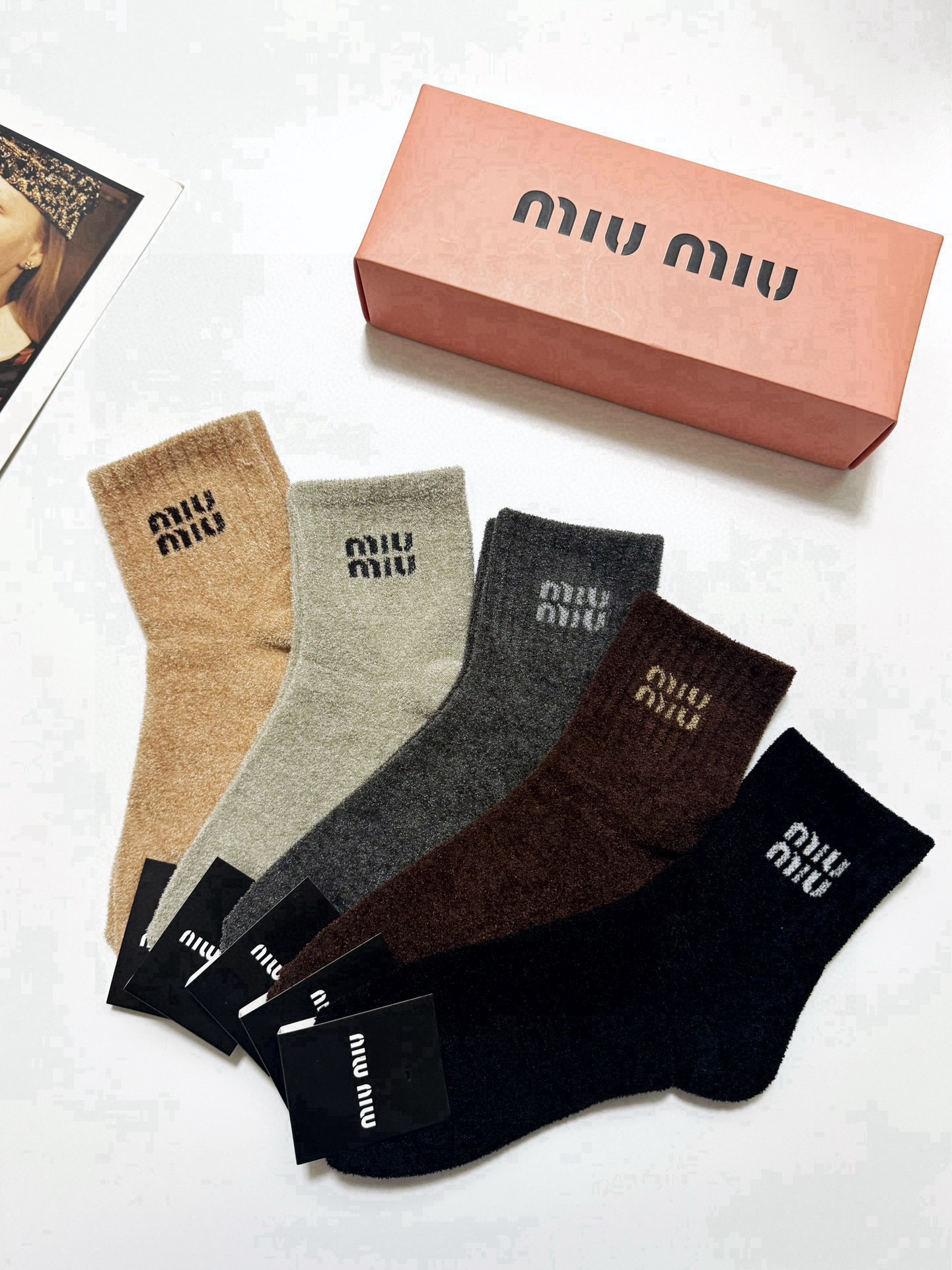   配包装
🌟【一盒5 双】
🌟缪缪 miumiu 经典字母 logo珊瑚绒中筒袜  ！超级软糯亲肤！
