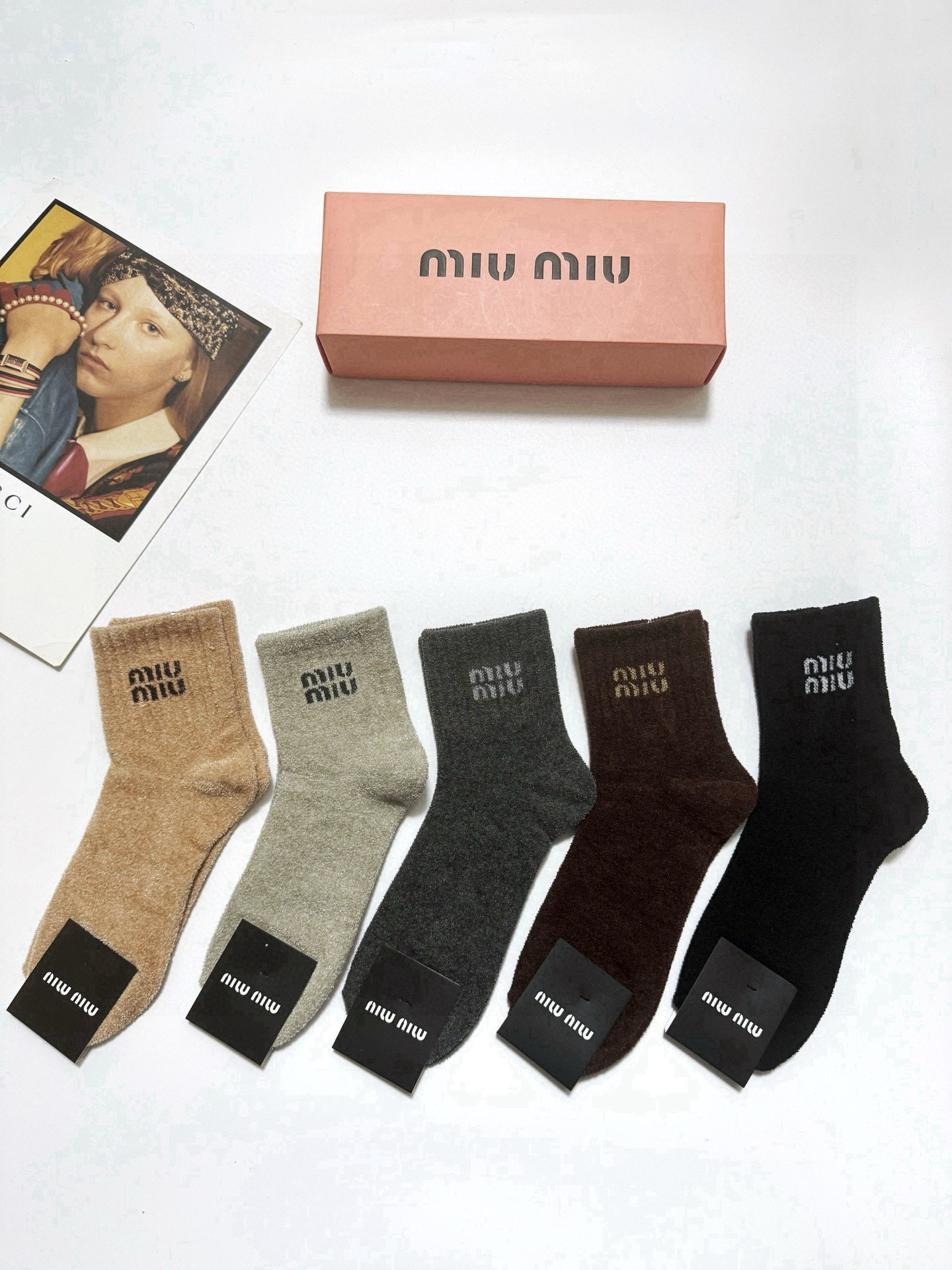   配包装
🌟【一盒5 双】
🌟缪缪 miumiu 经典字母 logo珊瑚绒中筒袜  ！超级软糯亲肤！
