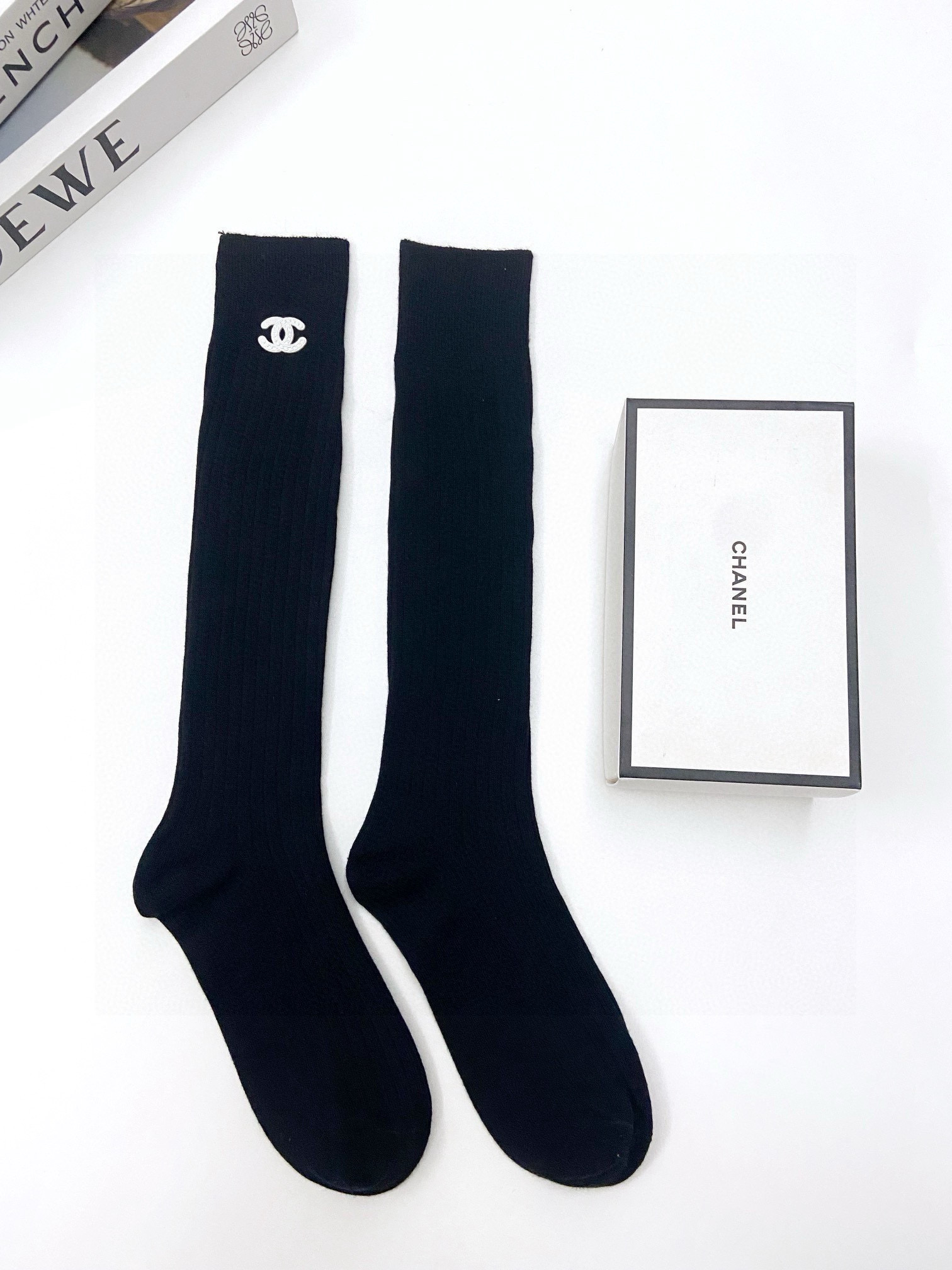  配包装
🌟【一盒一双】
🌟Chanel 香奈儿 经典双C 字母logo 纯棉长筒袜 小腿袜 
🌟ins