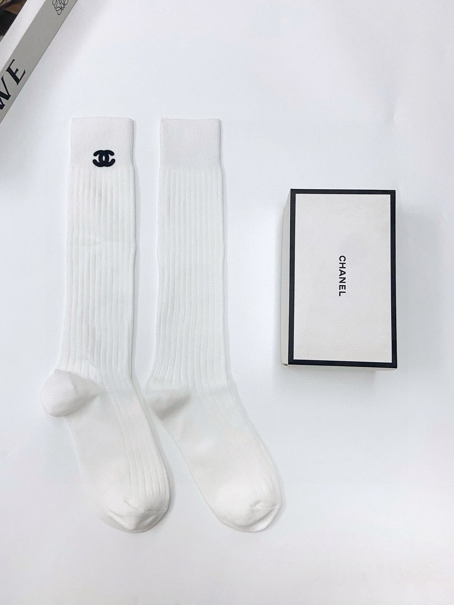  配包装
🌟【一盒一双】
🌟Chanel 香奈儿 经典双C 字母logo 纯棉长筒袜 小腿袜 
🌟ins