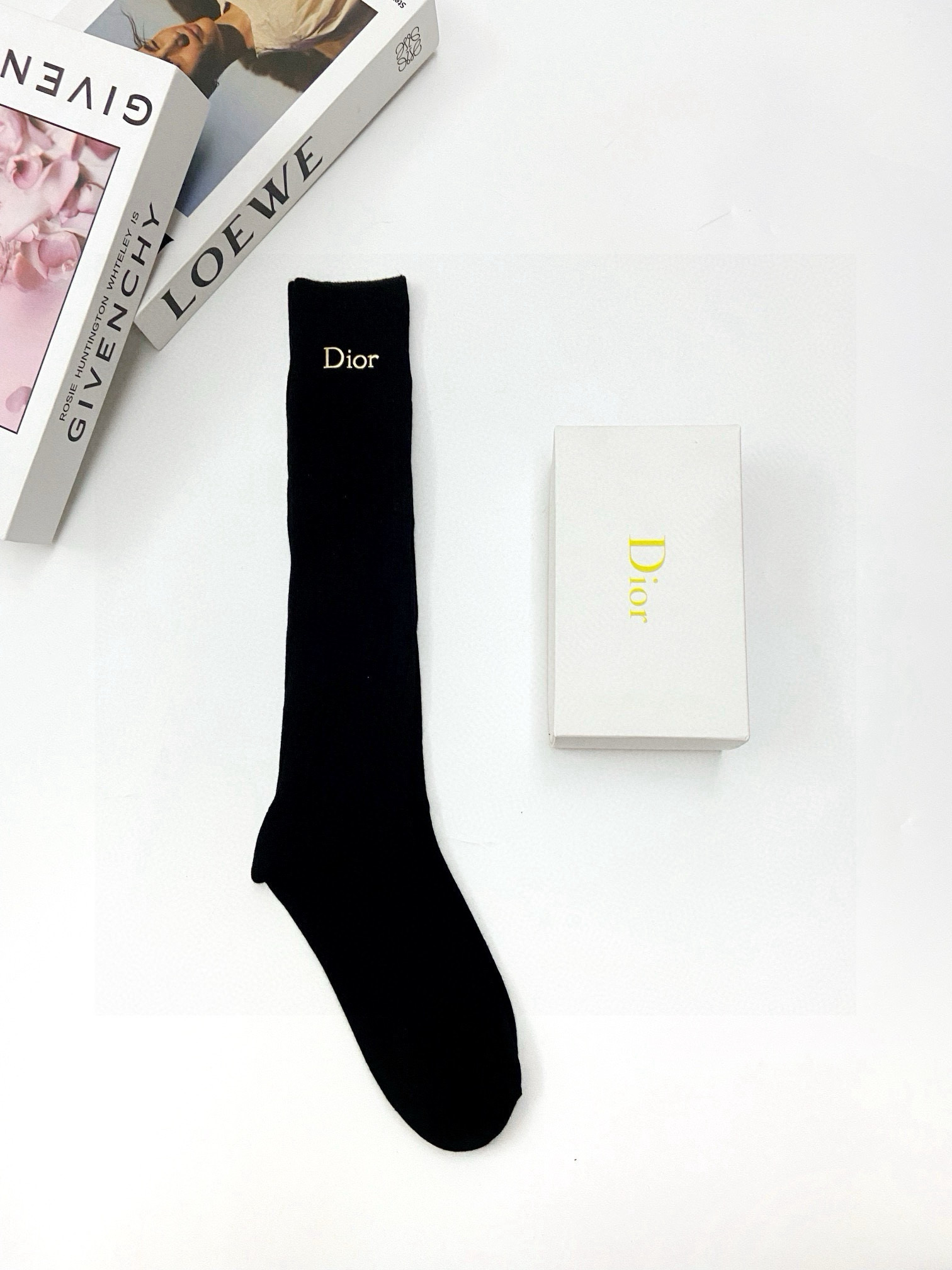  配包装
🌟【一盒一双】
🌟 Dior 迪奥  爆款经典字母 长筒袜 小腿袜🔥双针针织材质，超完美结合，