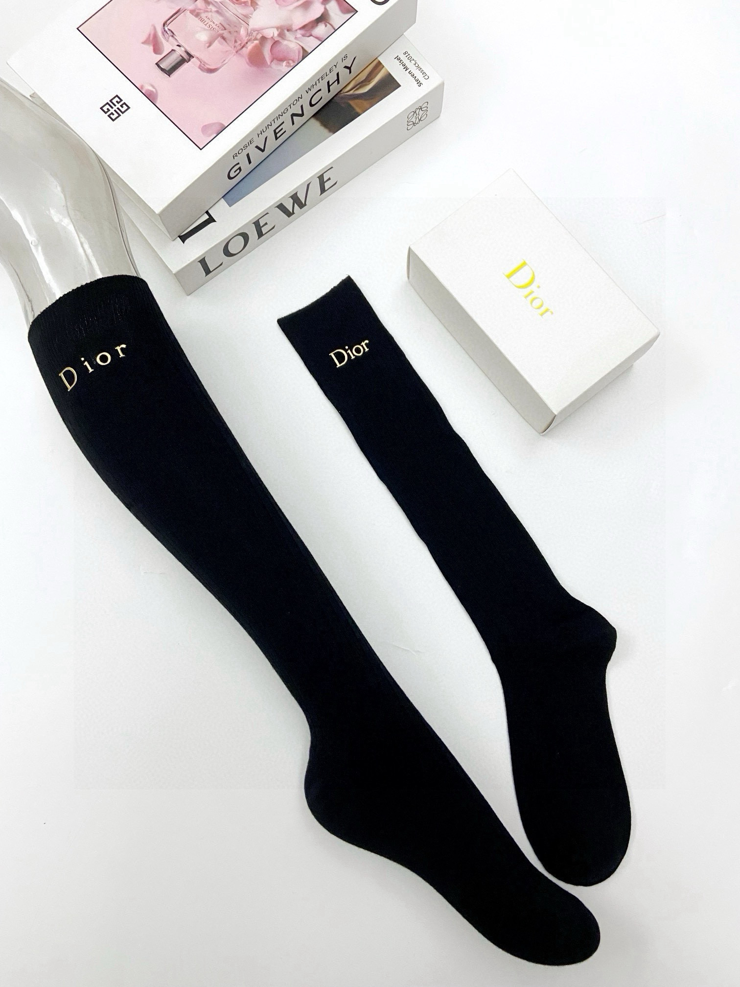  配包装
🌟【一盒一双】
🌟 Dior 迪奥  爆款经典字母 长筒袜 小腿袜🔥双针针织材质，超完美结合，