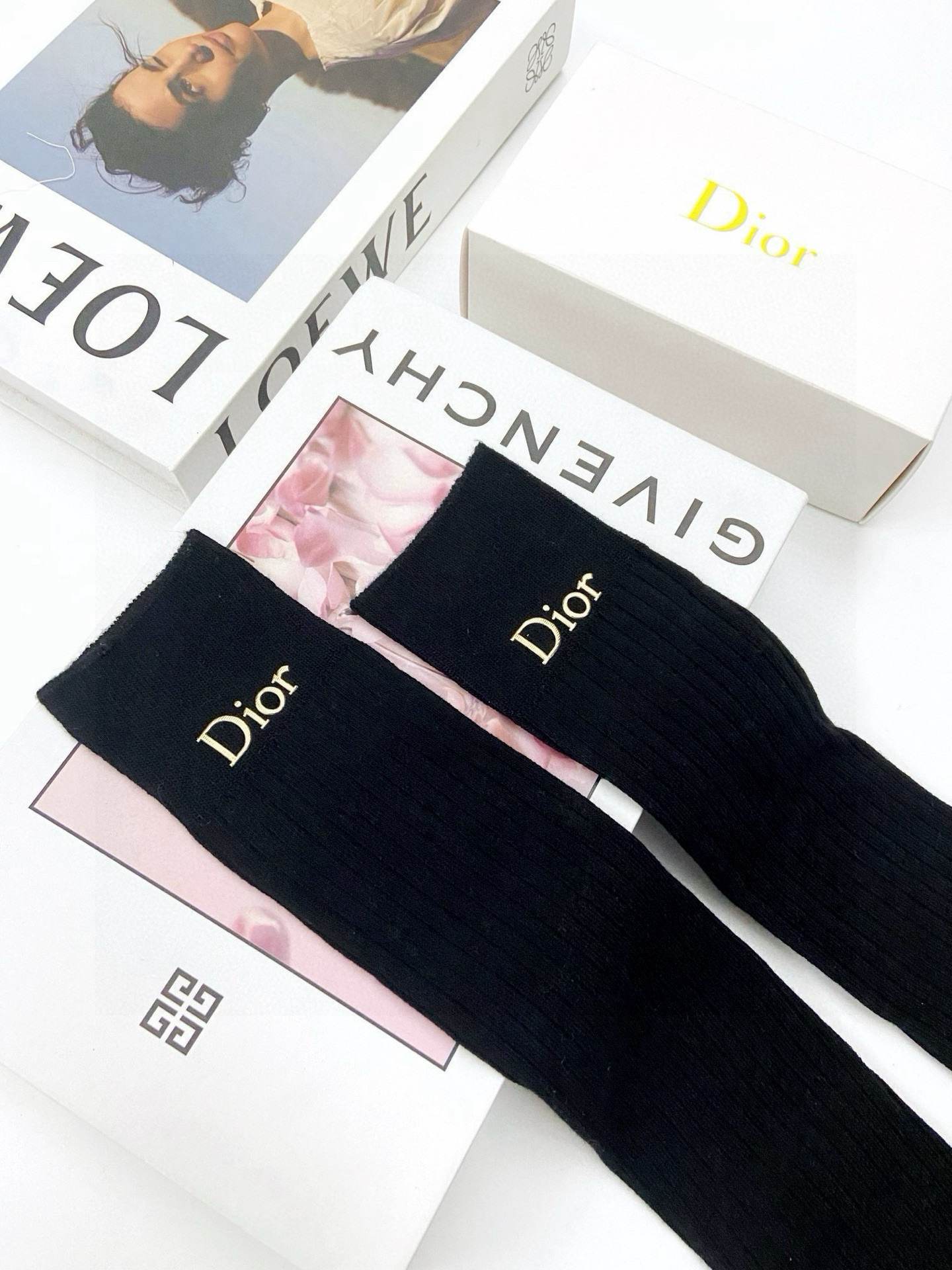  配包装
🌟【一盒一双】
🌟 Dior 迪奥  爆款经典字母 长筒袜 小腿袜🔥双针针织材质，超完美结合，