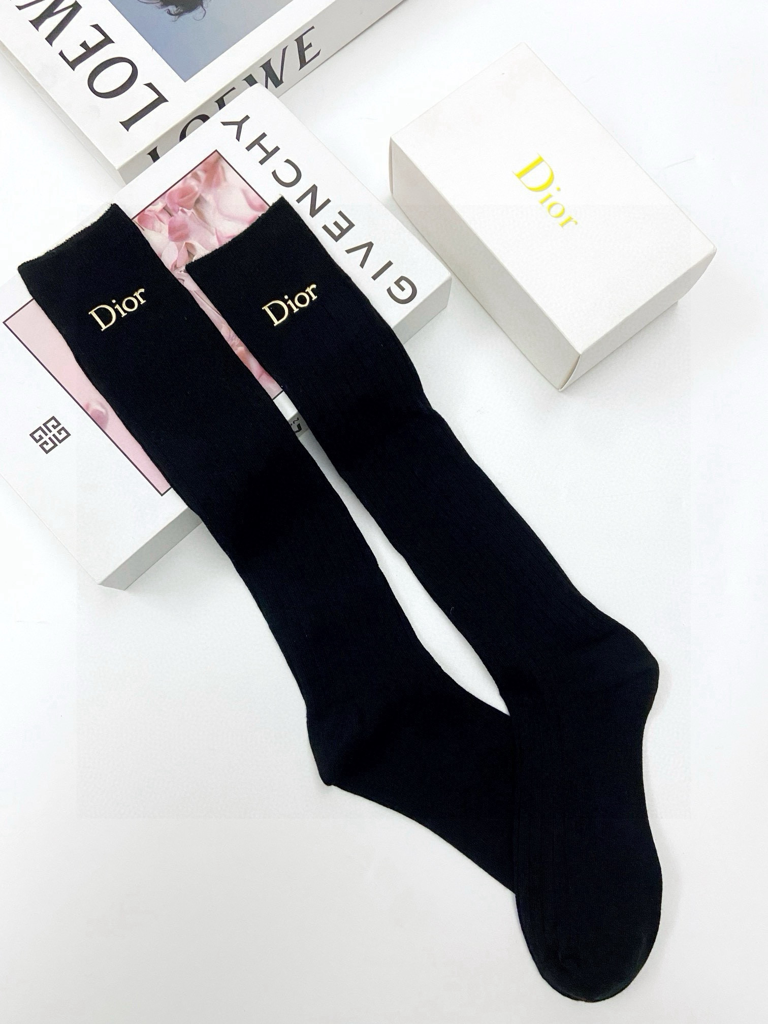  配包装
🌟【一盒一双】
🌟 Dior 迪奥  爆款经典字母 长筒袜 小腿袜🔥双针针织材质，超完美结合，