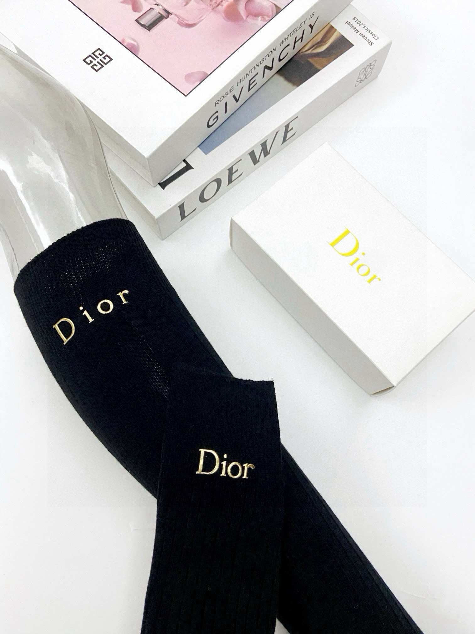  配包装
🌟【一盒一双】
🌟 Dior 迪奥  爆款经典字母 长筒袜 小腿袜🔥双针针织材质，超完美结合，