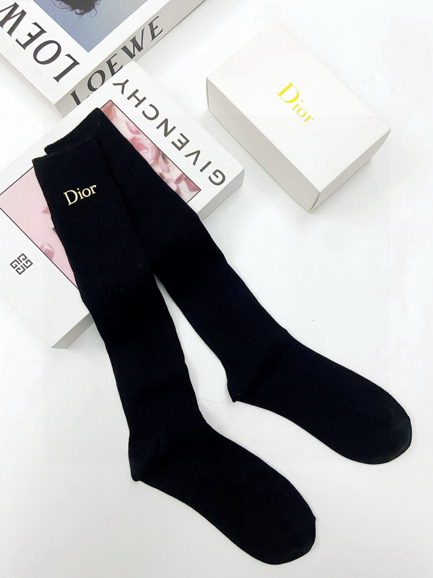  配包装
🌟【一盒一双】
🌟 Dior 迪奥  爆款经典字母 长筒袜 小腿袜🔥双针针织材质，超完美结合，