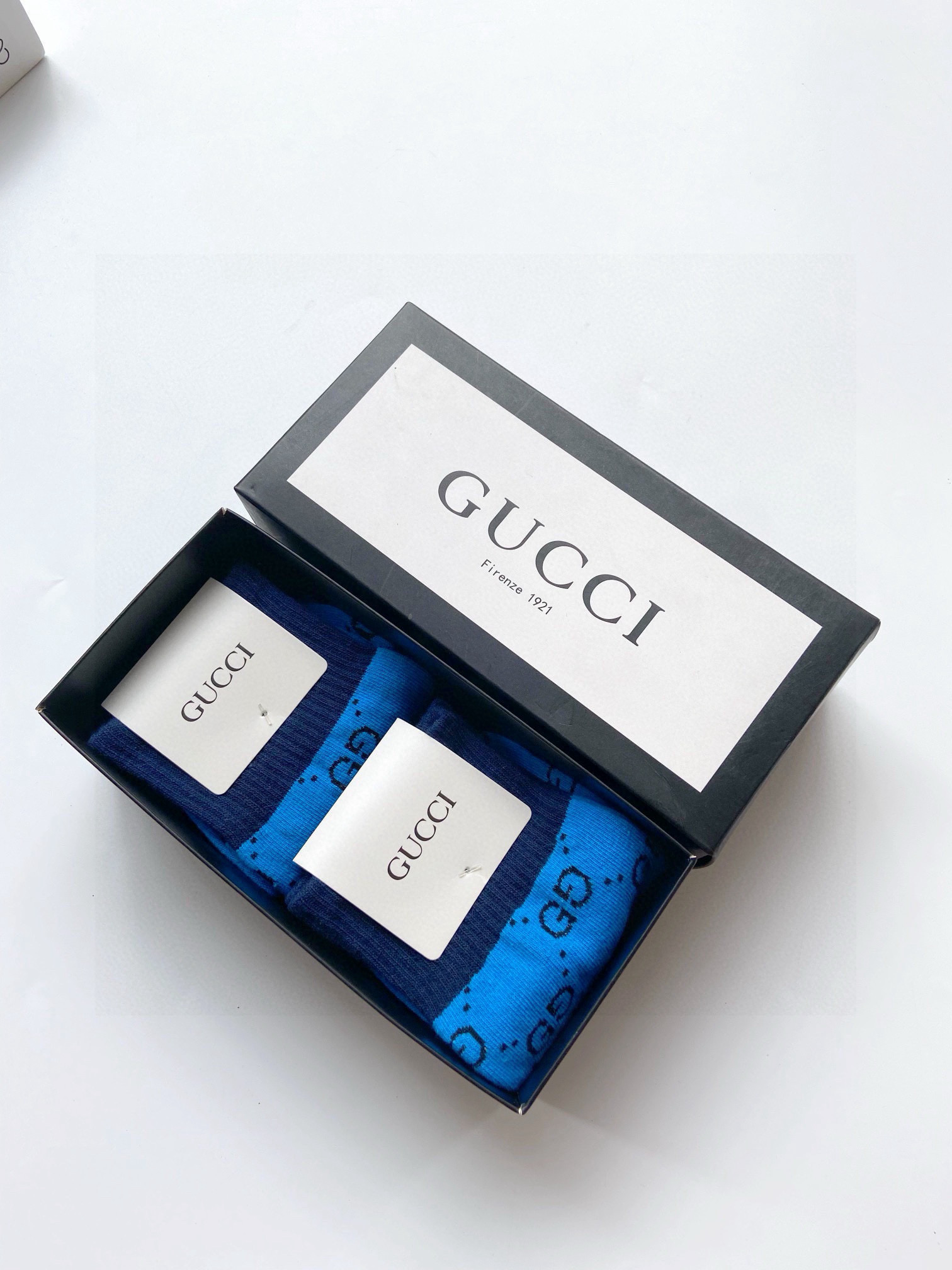  配包装
🌟【一盒2双】
🌟Gucci 古奇 爆款纯棉 中筒袜 🔥纯棉材质，透气舒适，超完美配色 ，款式