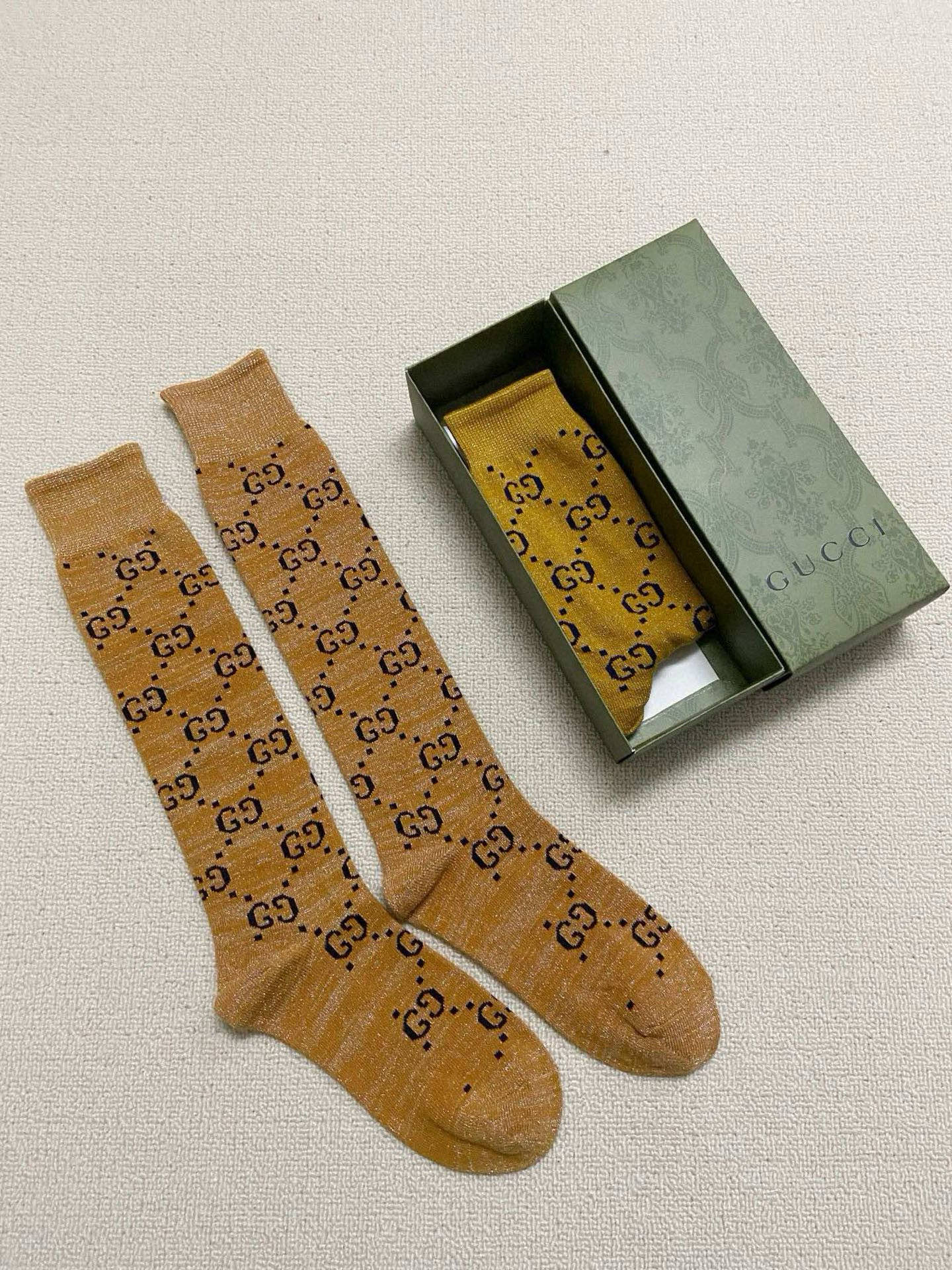  配包装
🌟【一盒2 双】
🌟Gucci 古奇 爆款金银丝长筒袜 中筒袜，超级火爆小腿袜🔥双针针织混纺金