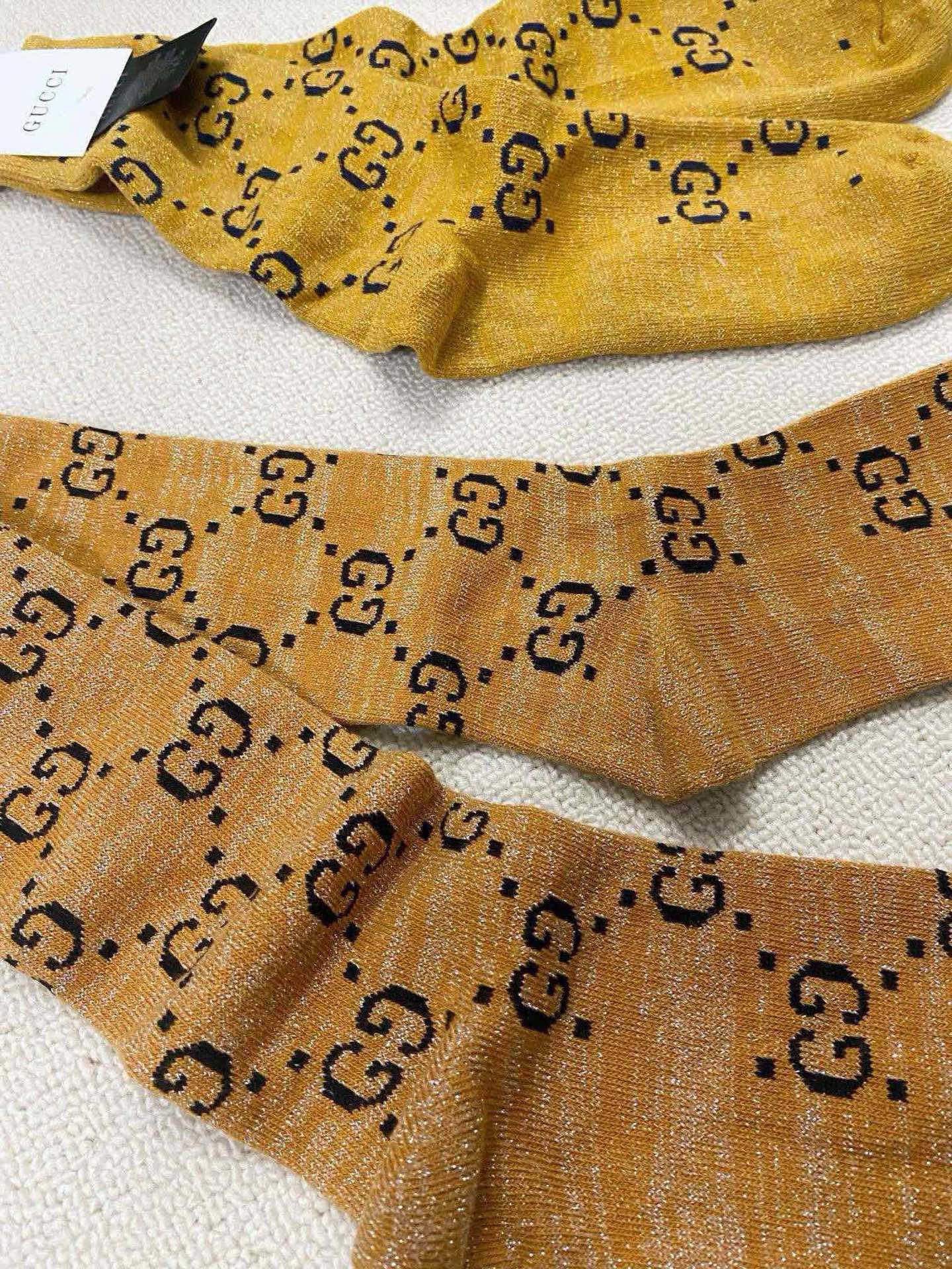  配包装
🌟【一盒2 双】
🌟Gucci 古奇 爆款金银丝长筒袜 中筒袜，超级火爆小腿袜🔥双针针织混纺金
