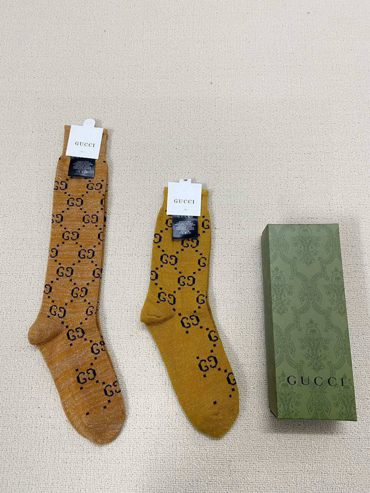  配包装
🌟【一盒2 双】
🌟Gucci 古奇 爆款金银丝长筒袜 中筒袜，超级火爆小腿袜🔥双针针织混纺金
