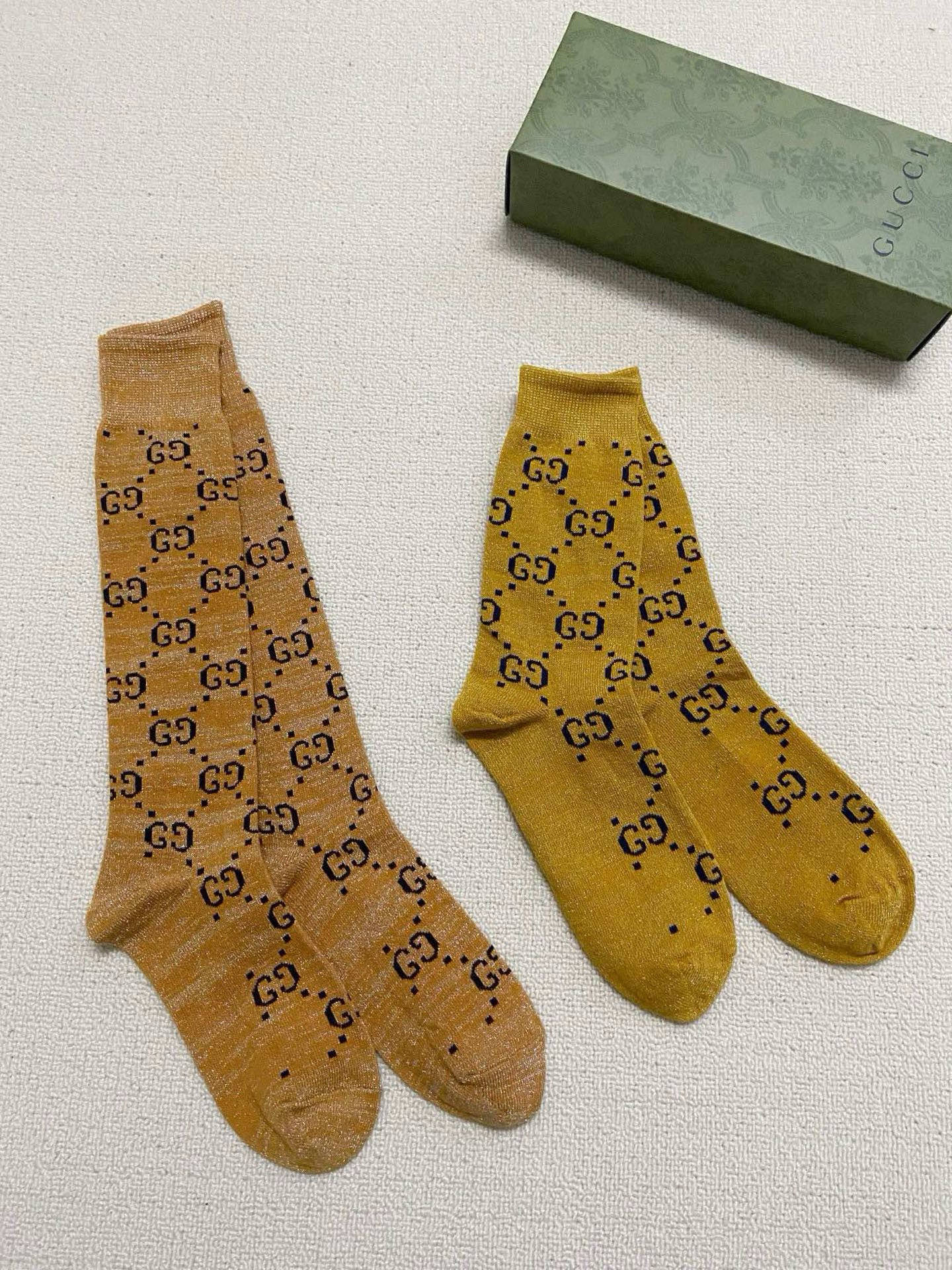  配包装
🌟【一盒2 双】
🌟Gucci 古奇 爆款金银丝长筒袜 中筒袜，超级火爆小腿袜🔥双针针织混纺金