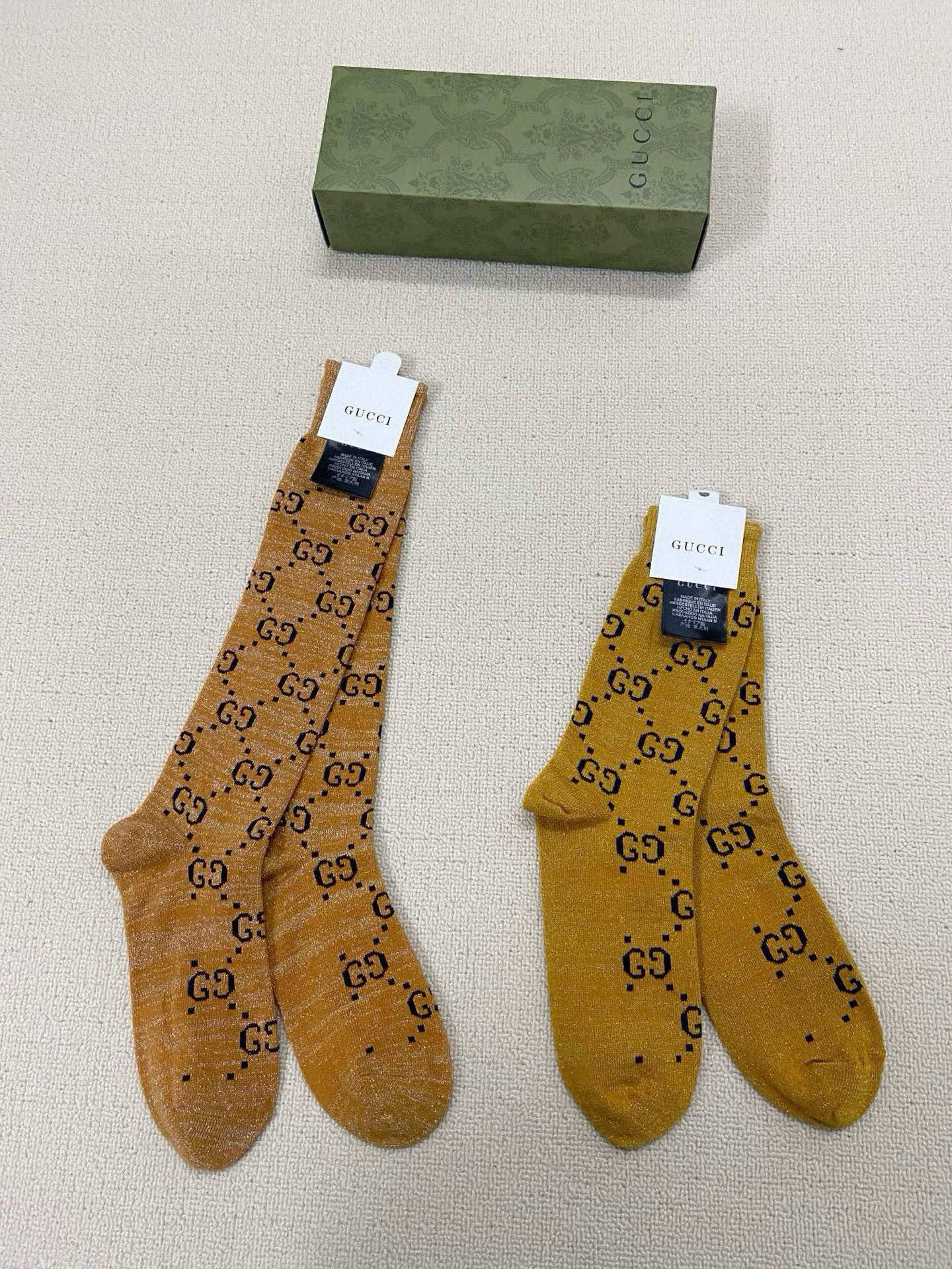  配包装
🌟【一盒2 双】
🌟Gucci 古奇 爆款金银丝长筒袜 中筒袜，超级火爆小腿袜🔥双针针织混纺金
