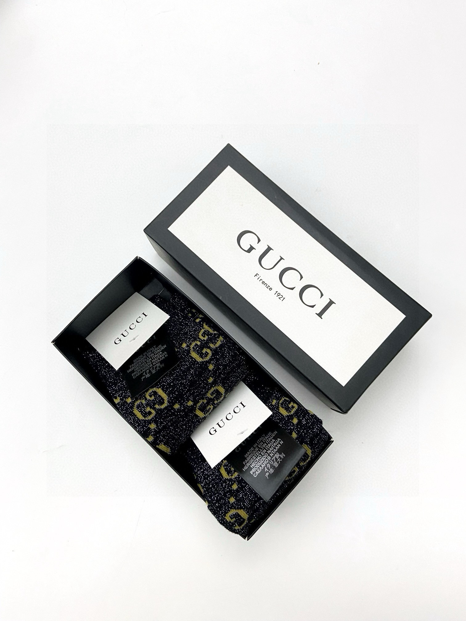  配包装
🌟【一盒2 双】
🌟Gucci 古奇 爆款金银丝长筒袜 中筒袜，超级火爆小腿袜🔥双针针织混纺金