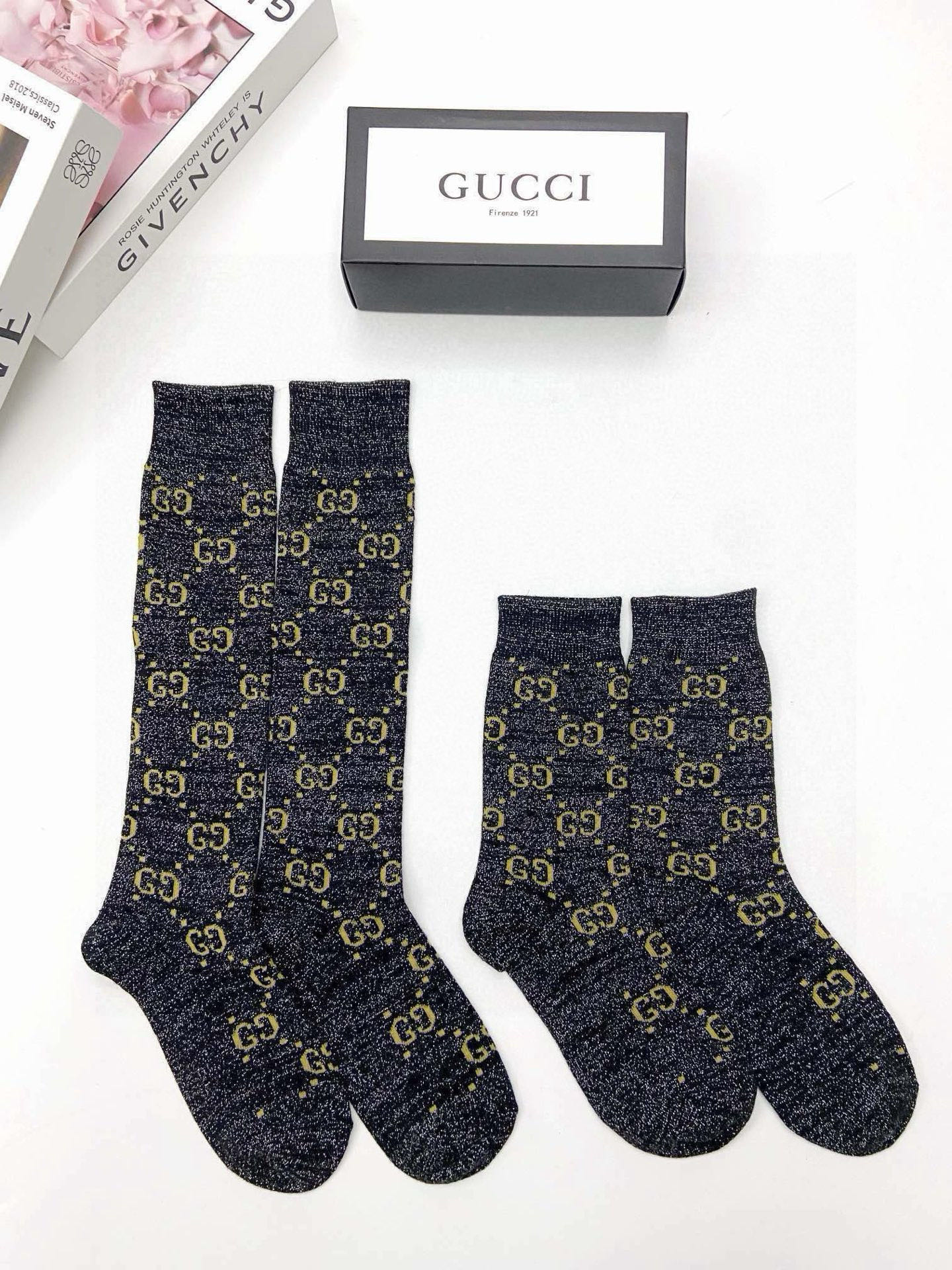  配包装
🌟【一盒2 双】
🌟Gucci 古奇 爆款金银丝长筒袜 中筒袜，超级火爆小腿袜🔥双针针织混纺金