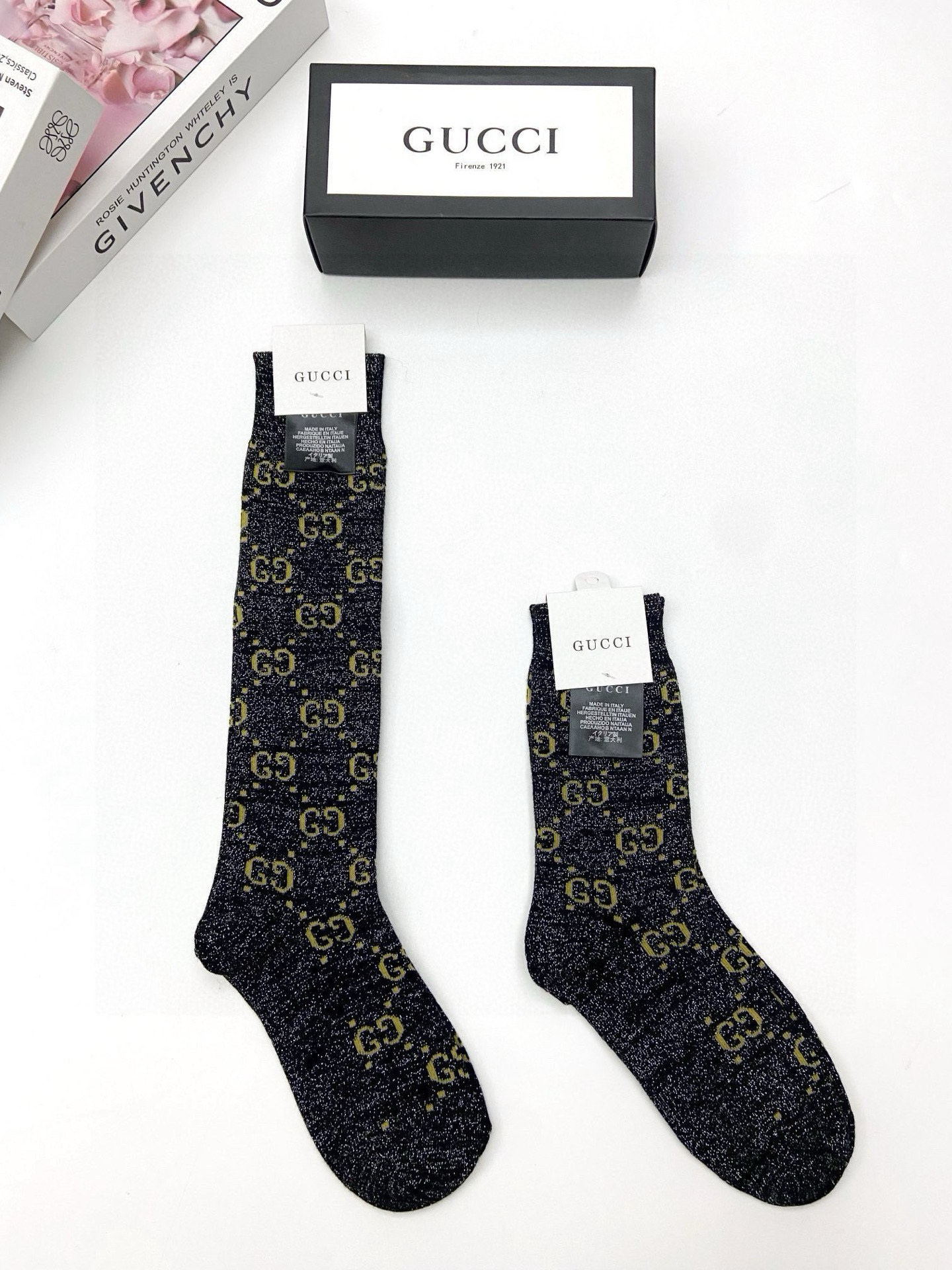  配包装
🌟【一盒2 双】
🌟Gucci 古奇 爆款金银丝长筒袜 中筒袜，超级火爆小腿袜🔥双针针织混纺金