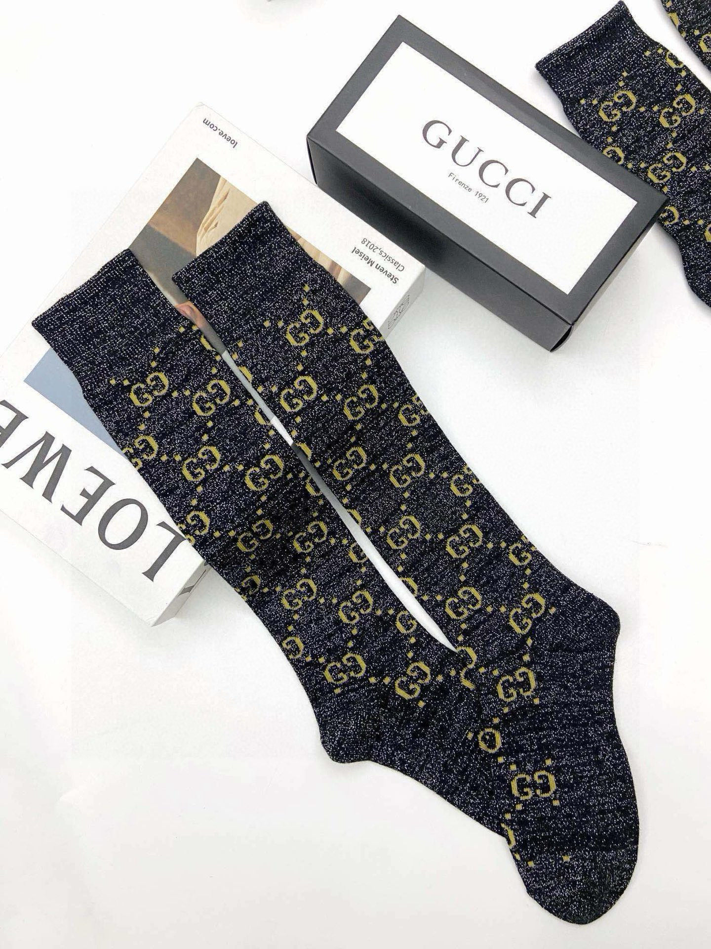  配包装
🌟【一盒2 双】
🌟Gucci 古奇 爆款金银丝长筒袜 中筒袜，超级火爆小腿袜🔥双针针织混纺金