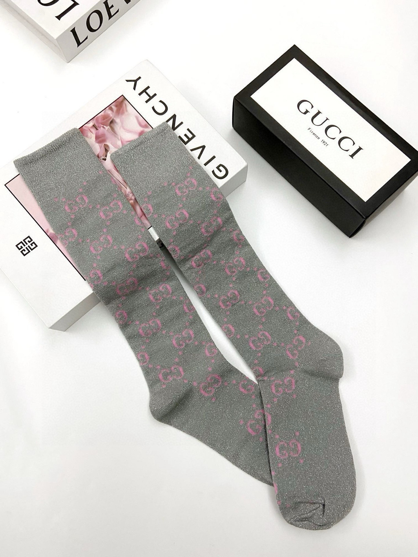  配包装
🌟【一盒2 双】
🌟Gucci 古奇 爆款金银丝长筒袜 中筒袜，超级火爆小腿袜🔥双针针织混纺金