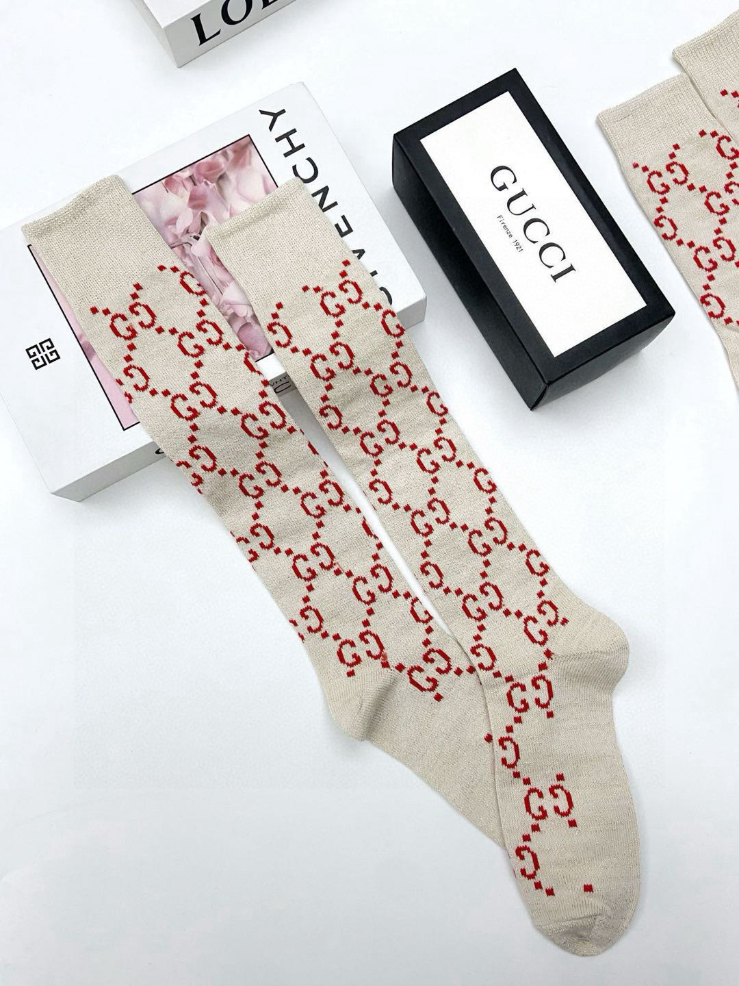  配包装
🌟【一盒2 双】
🌟Gucci 古奇 爆款金银丝长筒袜 中筒袜，超级火爆小腿袜🔥双针针织混纺金