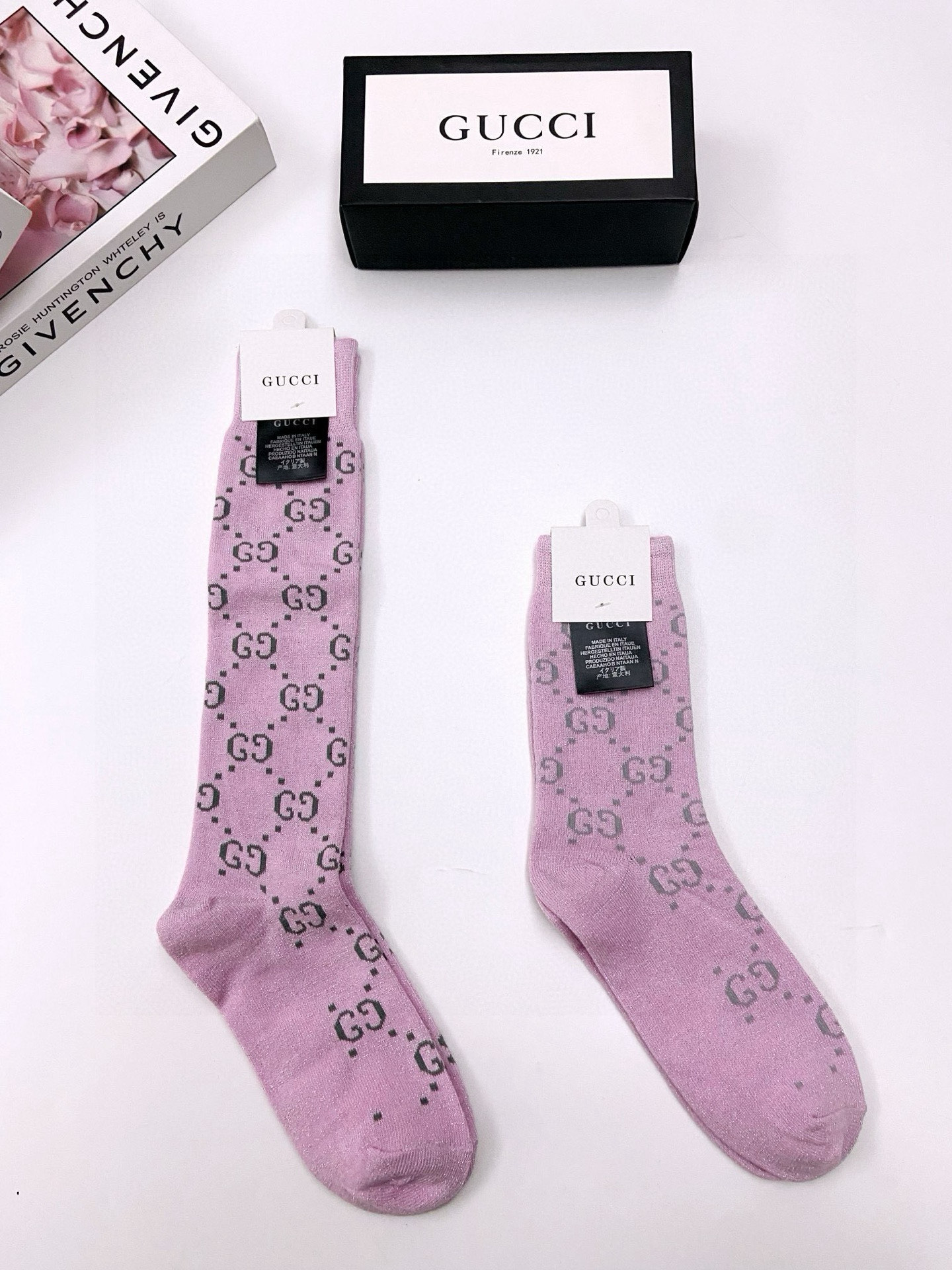  配包装
🌟【一盒2 双】
🌟Gucci 古奇 爆款金银丝长筒袜 中筒袜，超级火爆小腿袜🔥双针针织混纺金