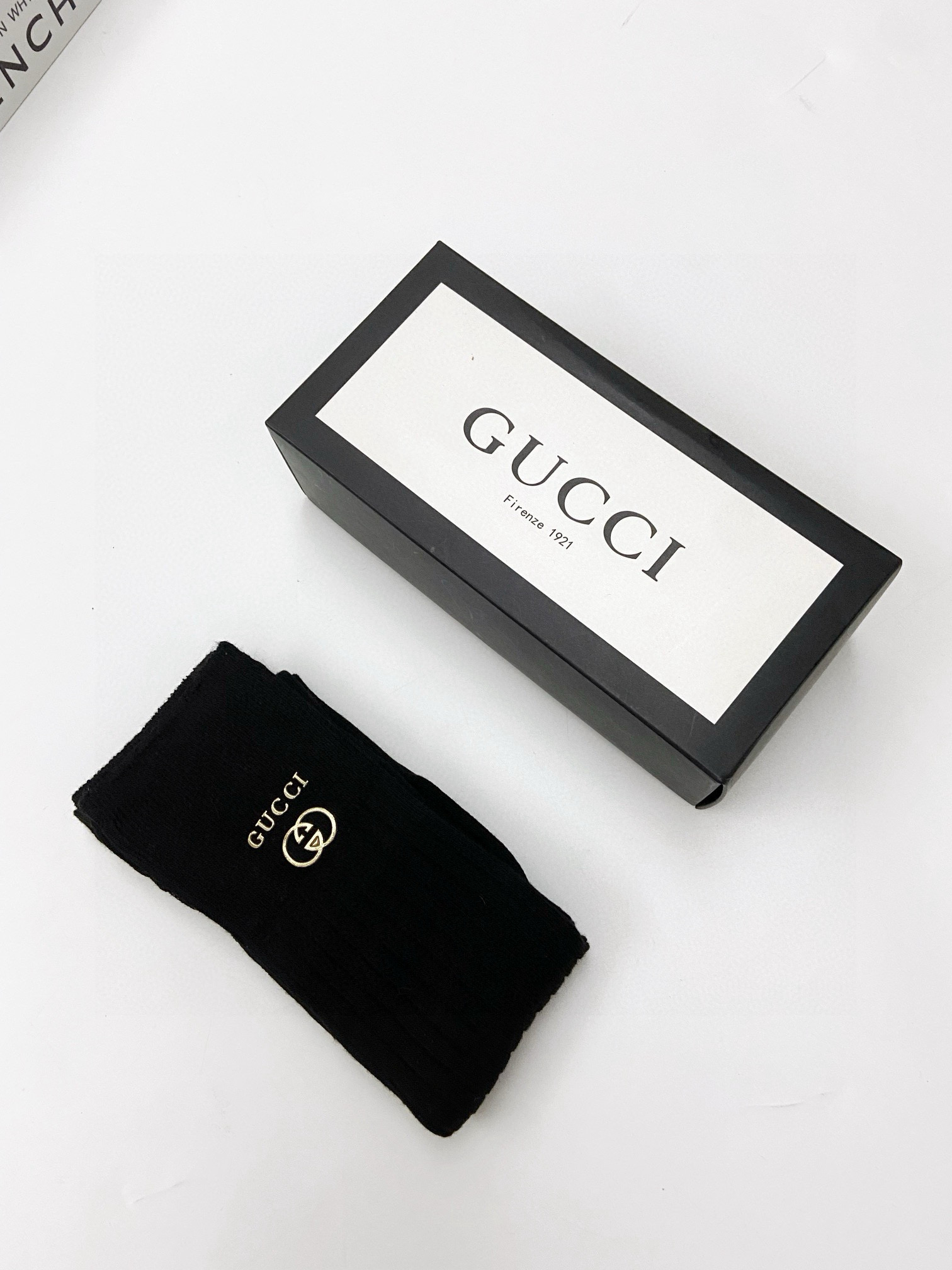  配包装
🌟【一盒一双】
🌟 Gucci 古琦 爆款经典字母 长筒袜 小腿袜🔥双针针织材质，超完美结合，