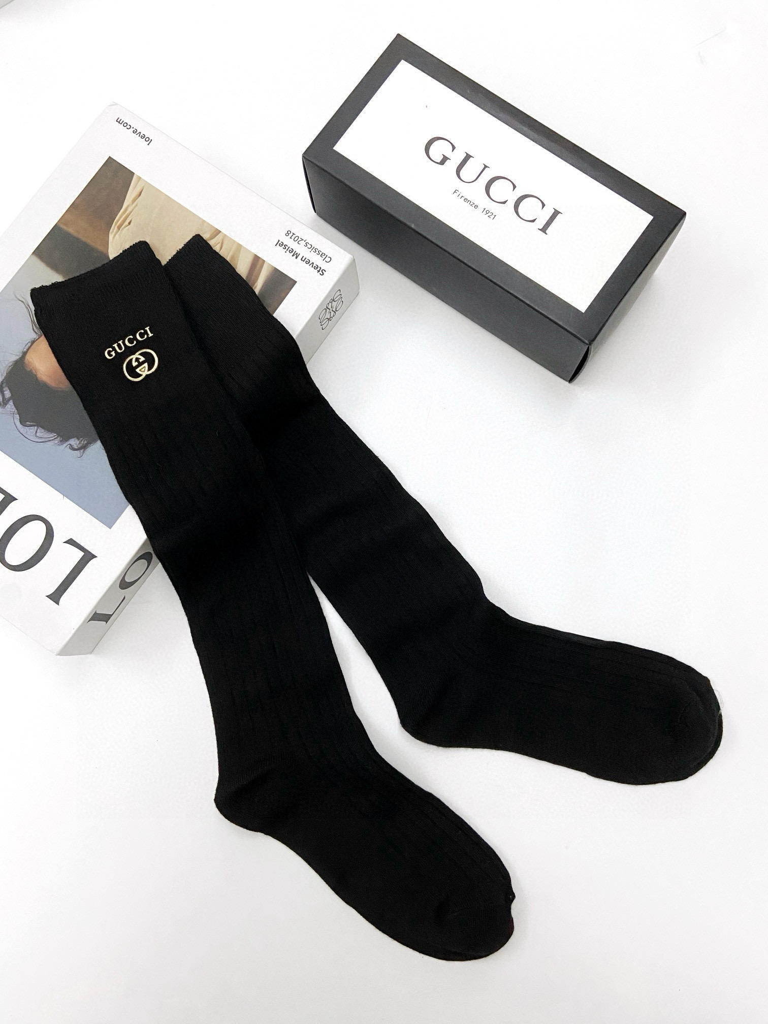  配包装
🌟【一盒一双】
🌟 Gucci 古琦 爆款经典字母 长筒袜 小腿袜🔥双针针织材质，超完美结合，