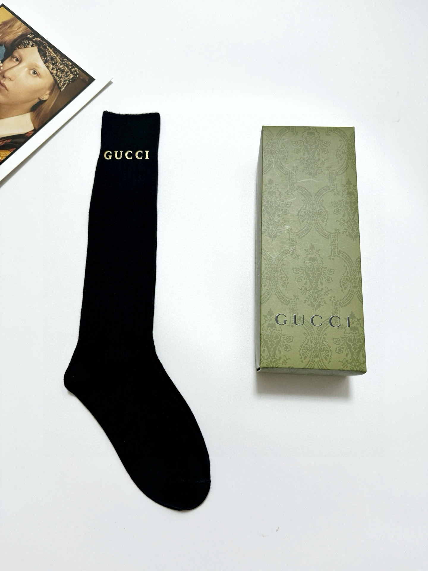  配包装
🌟【一盒一双】
🌟 Gucci 古琦立体硅胶经典字母 长筒袜 小腿袜🔥双针针织材质，超完美结合