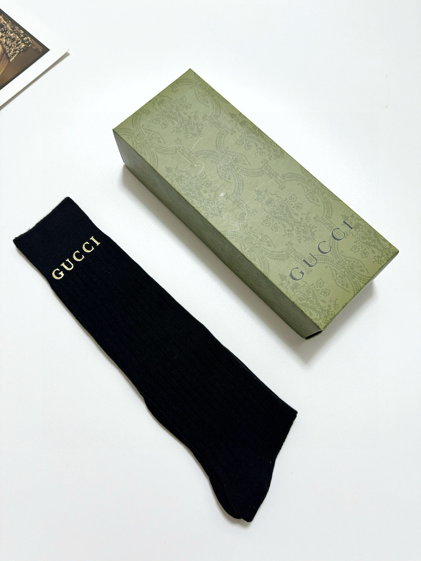  配包装
🌟【一盒一双】
🌟 Gucci 古琦立体硅胶经典字母 长筒袜 小腿袜🔥双针针织材质，超完美结合