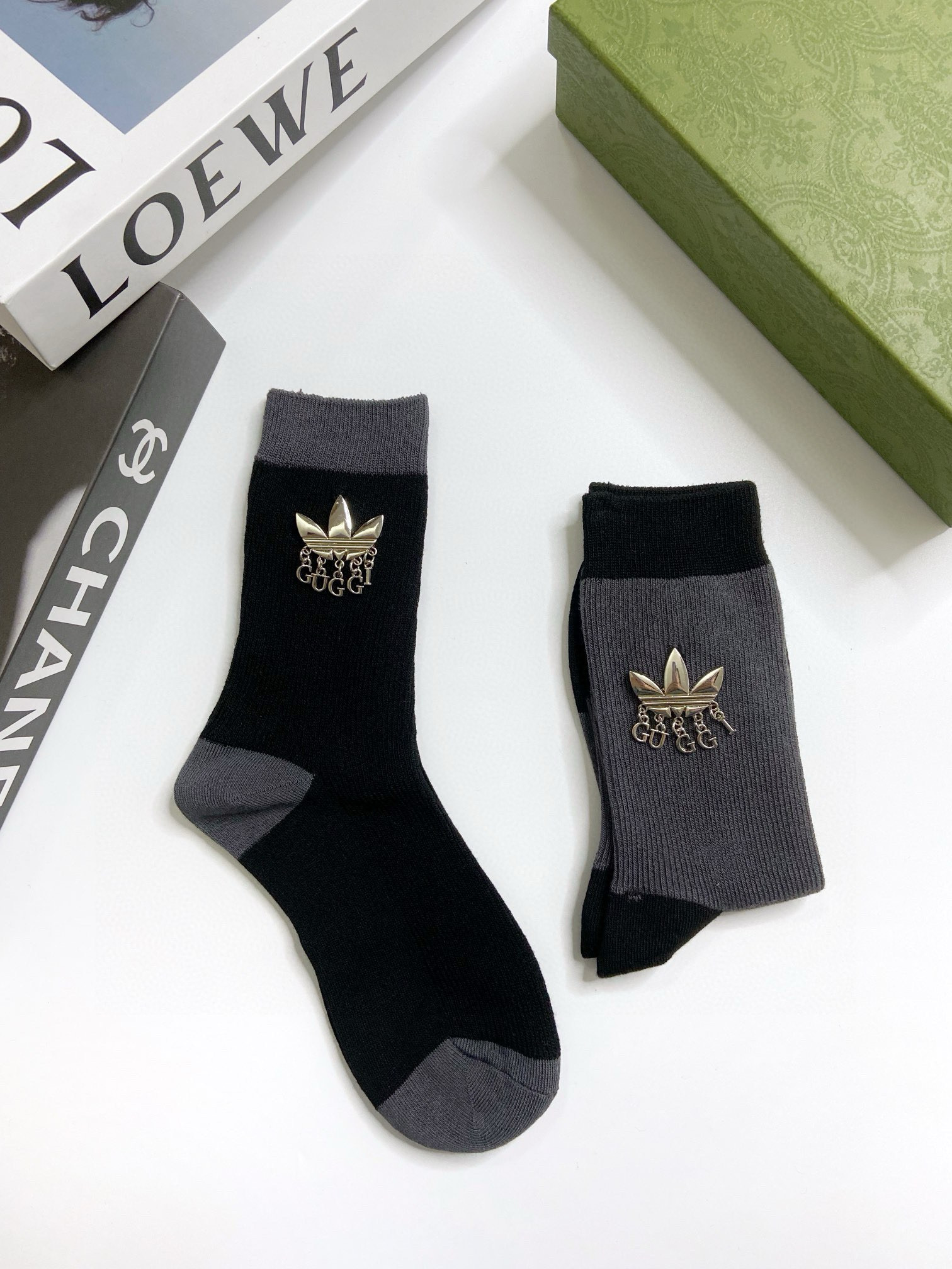  配包装
🌟【一盒2 双】
🌟Gucci 古奇 爆款字母logo重工五金 中筒袜 小腿袜🔥纯棉混纺材质，