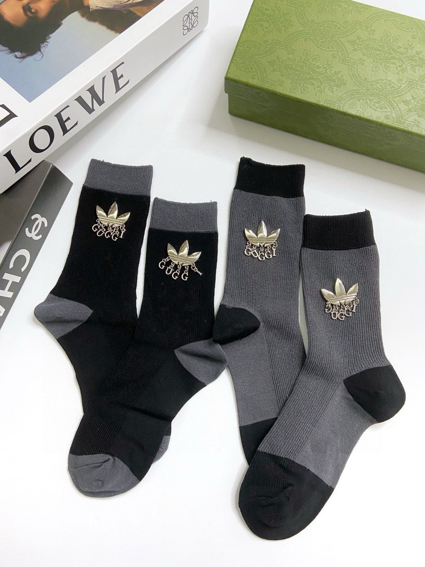  配包装
🌟【一盒2 双】
🌟Gucci 古奇 爆款字母logo重工五金 中筒袜 小腿袜🔥纯棉混纺材质，