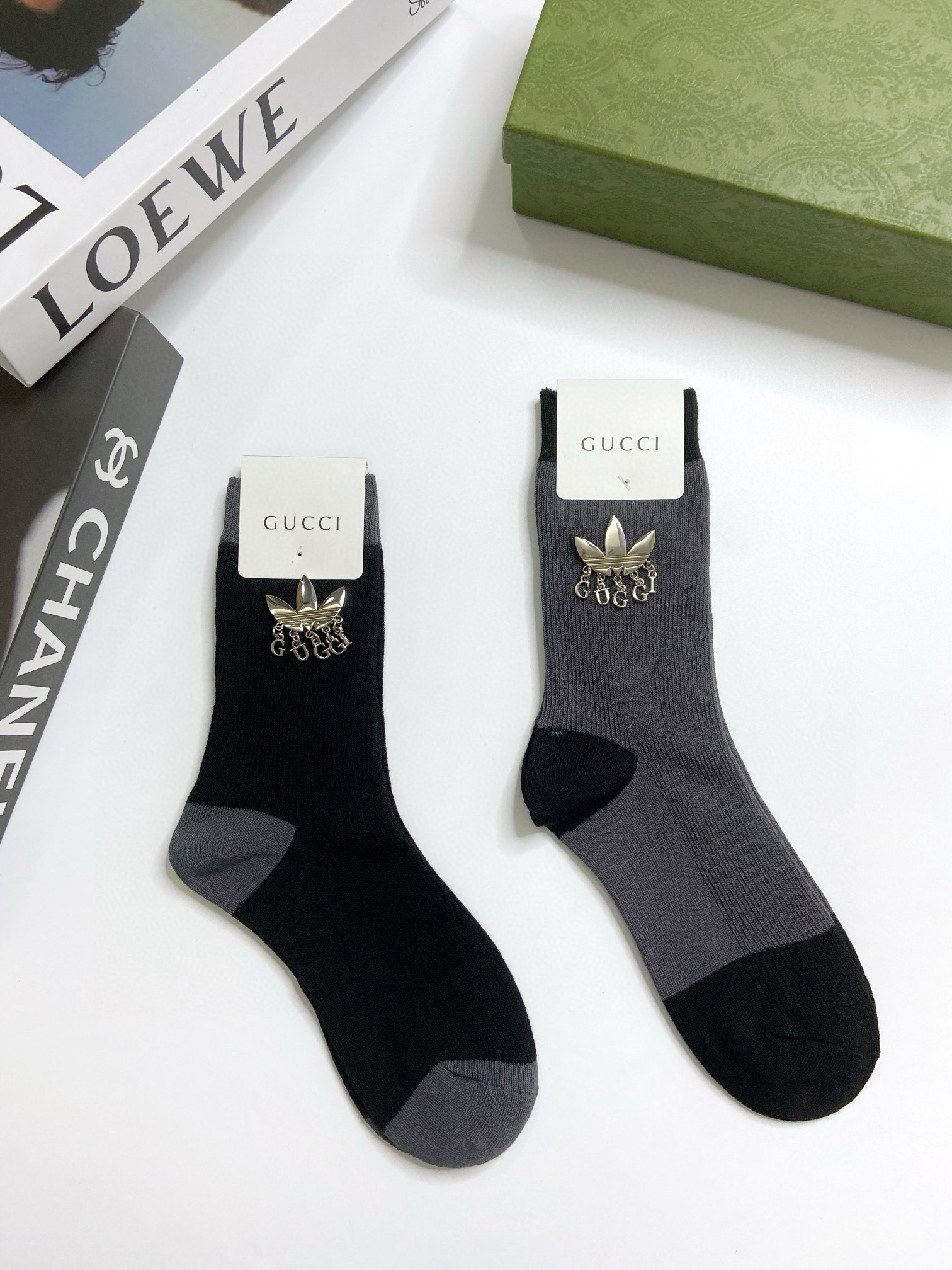  配包装
🌟【一盒2 双】
🌟Gucci 古奇 爆款字母logo重工五金 中筒袜 小腿袜🔥纯棉混纺材质，