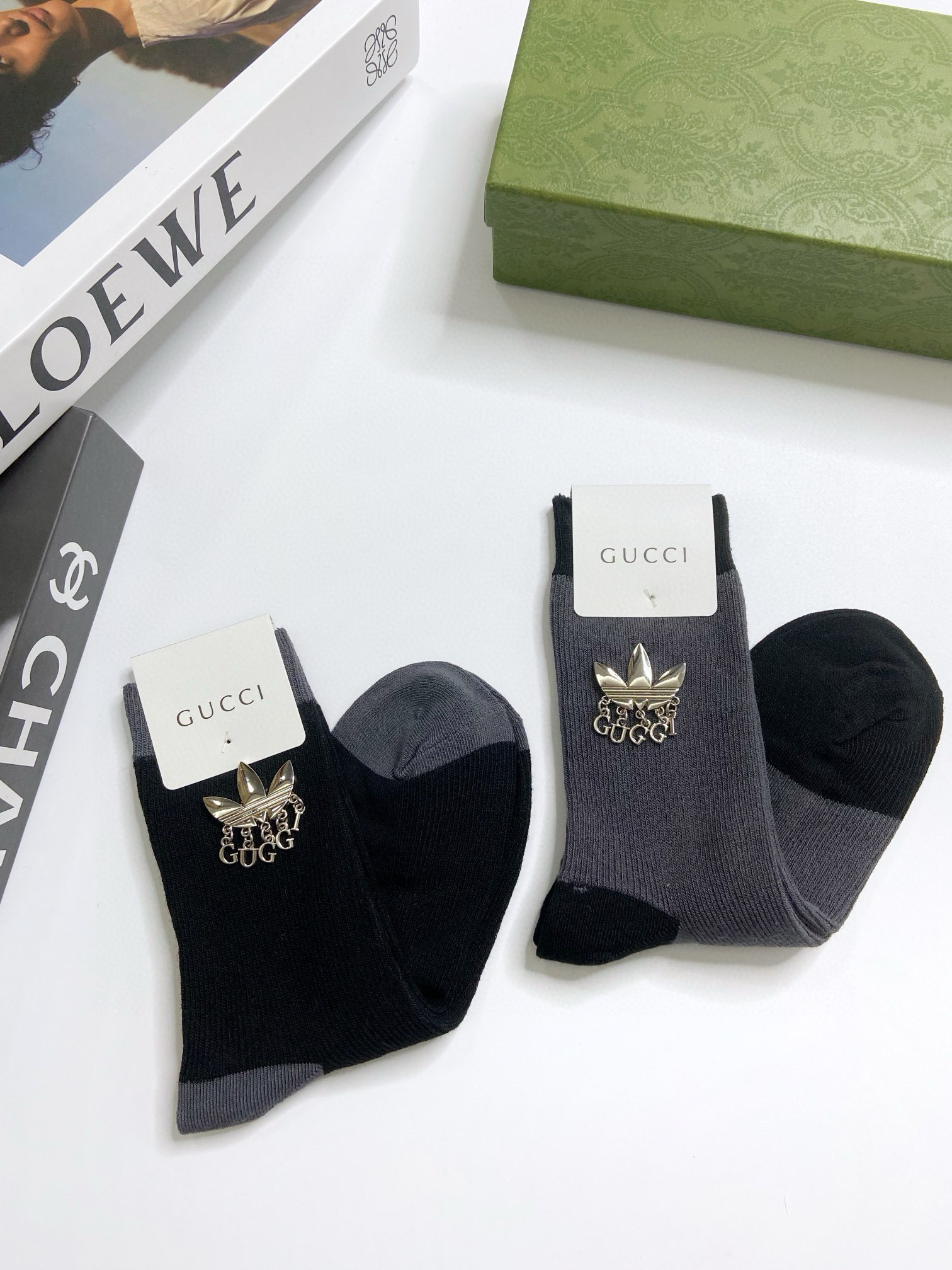  配包装
🌟【一盒2 双】
🌟Gucci 古奇 爆款字母logo重工五金 中筒袜 小腿袜🔥纯棉混纺材质，