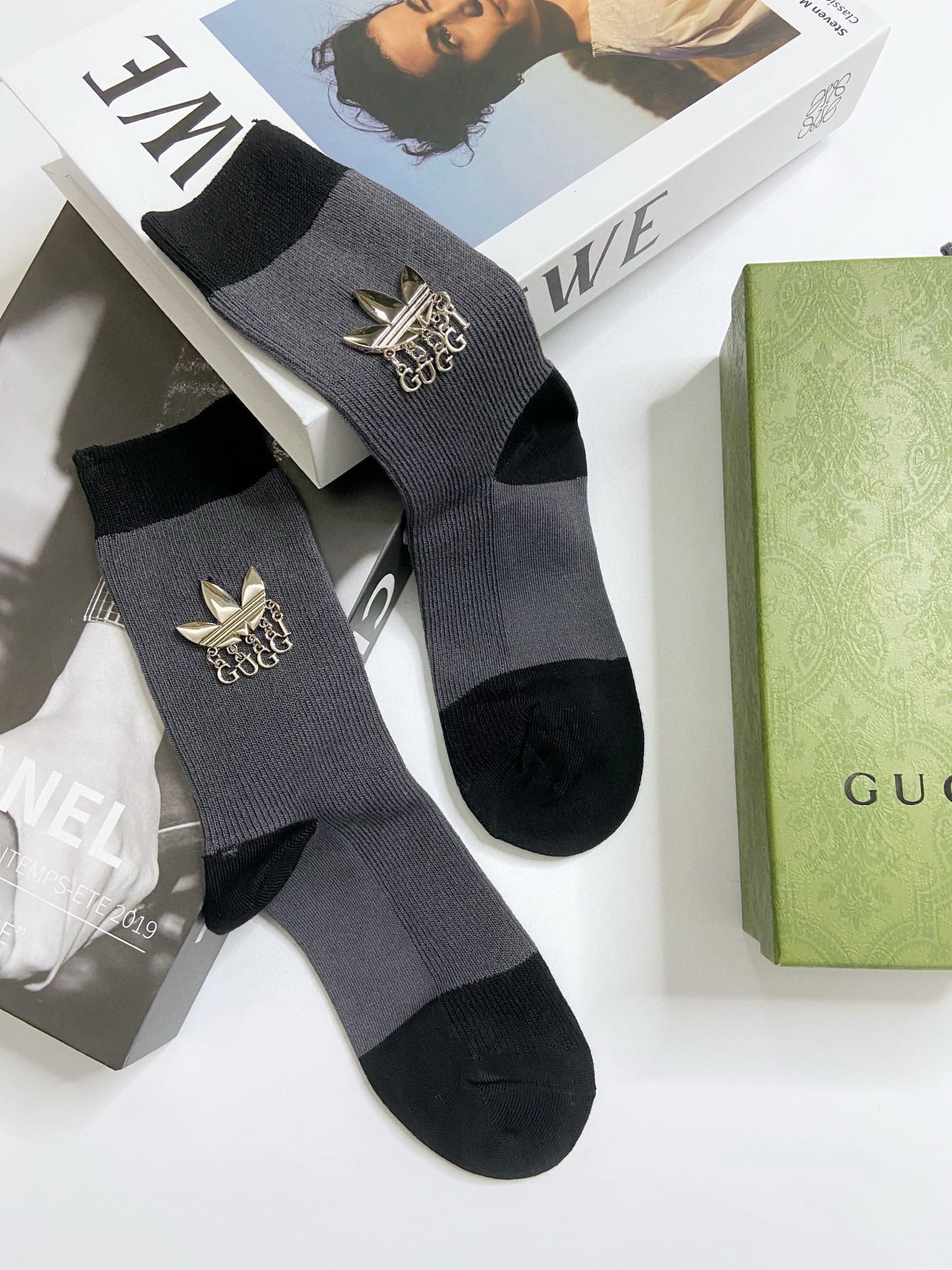  配包装
🌟【一盒2 双】
🌟Gucci 古奇 爆款字母logo重工五金 中筒袜 小腿袜🔥纯棉混纺材质，
