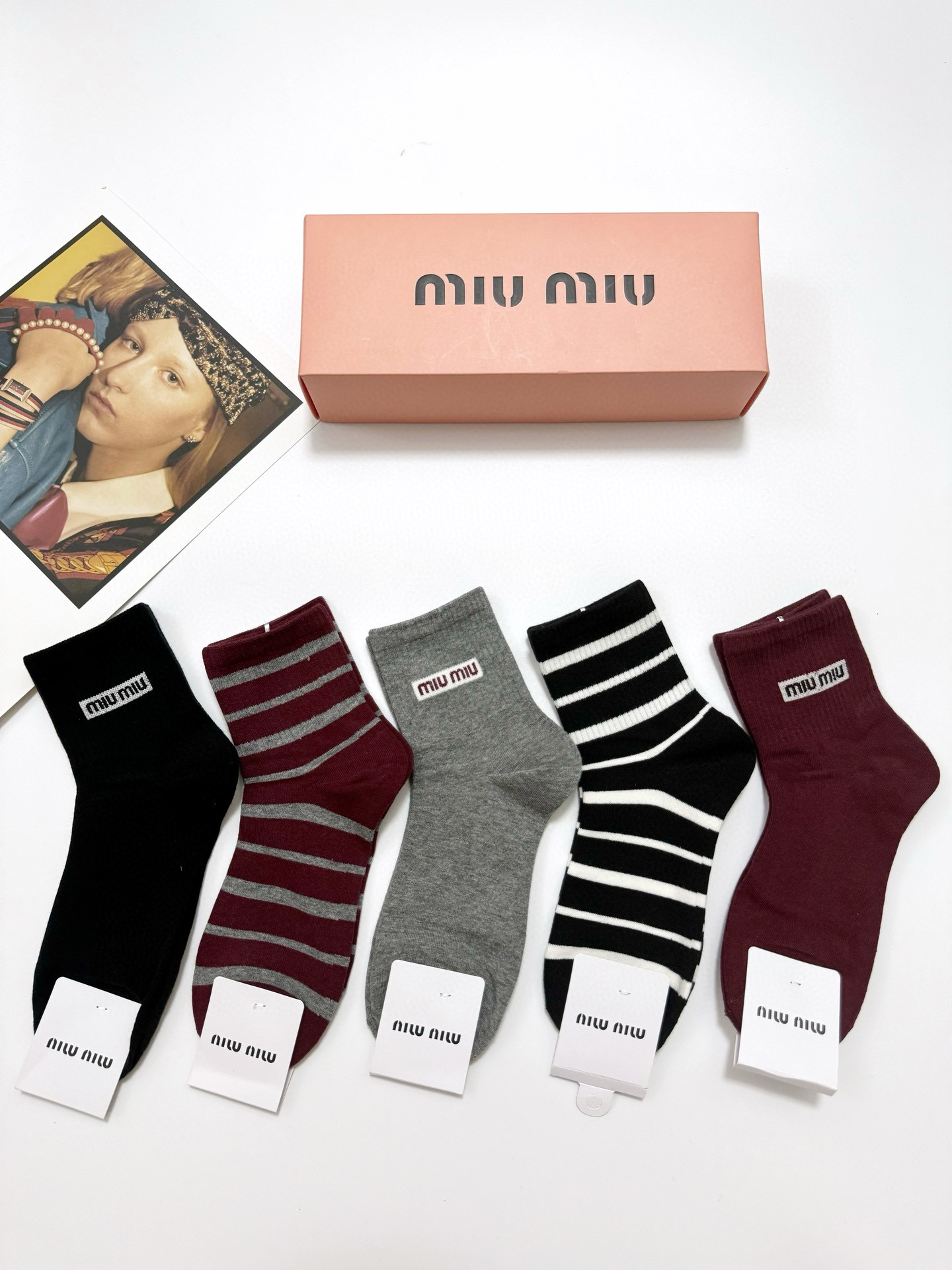  配包装
🌟【一盒5双】
🌟缪缪 miumiu  爆款纯棉短筒袜，韩系条纹➕超百搭大火配色🔥超完美结合，
