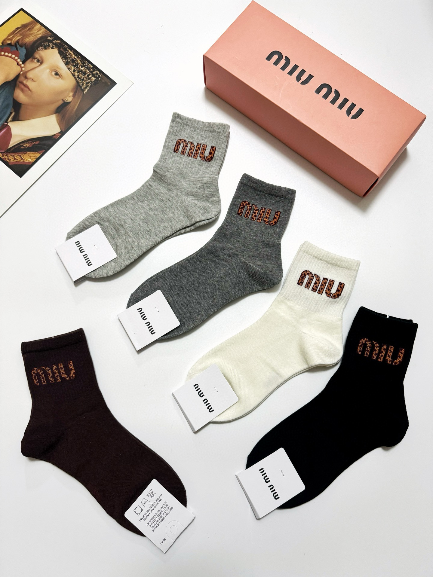  配包装
🌟【一盒5 双】
 🌟缪缪 miumiu 经典字母logo 纯棉中筒袜   ，ins爆款小腿短
