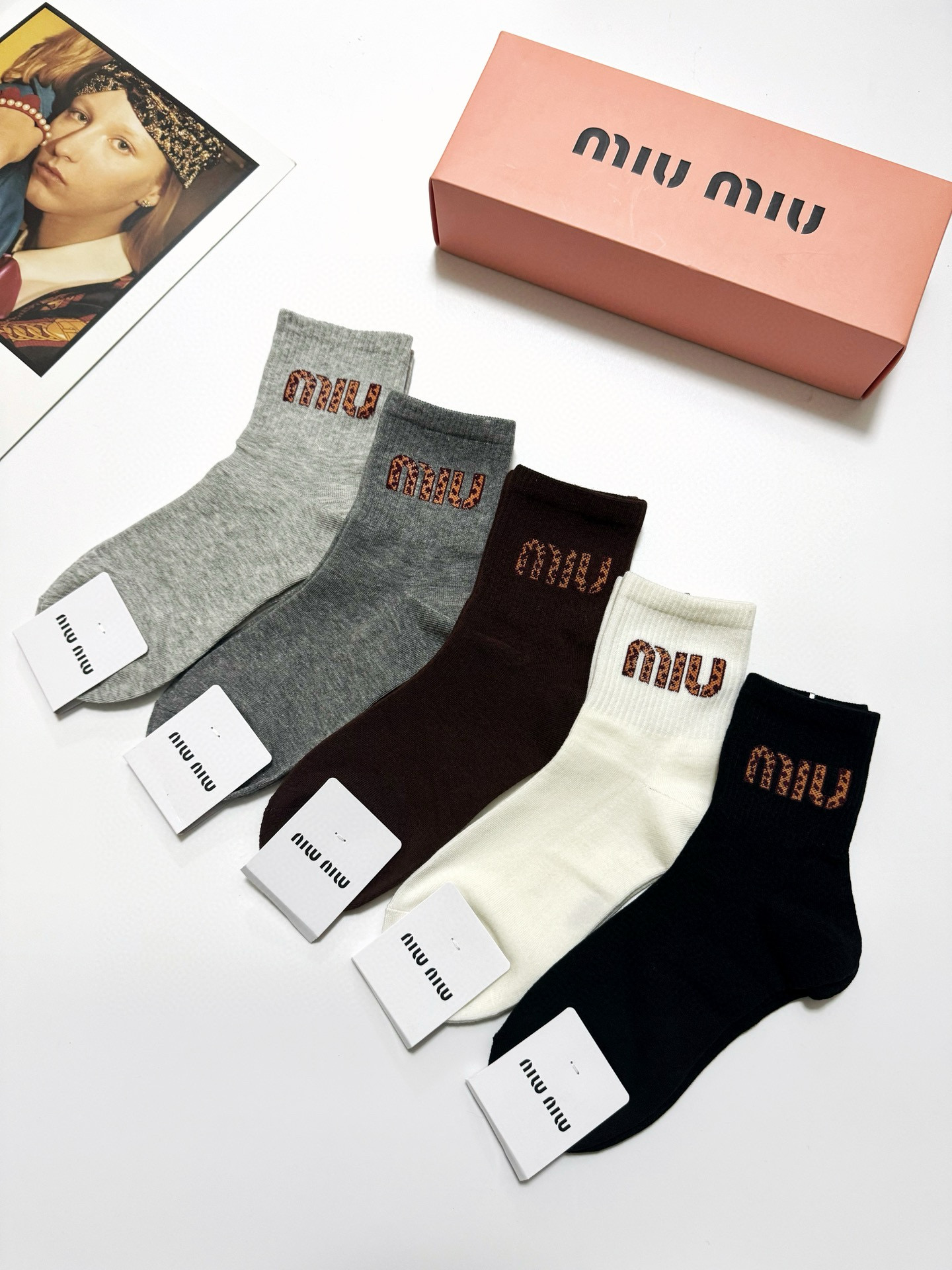  配包装
🌟【一盒5 双】
 🌟缪缪 miumiu 经典字母logo 纯棉中筒袜   ，ins爆款小腿短